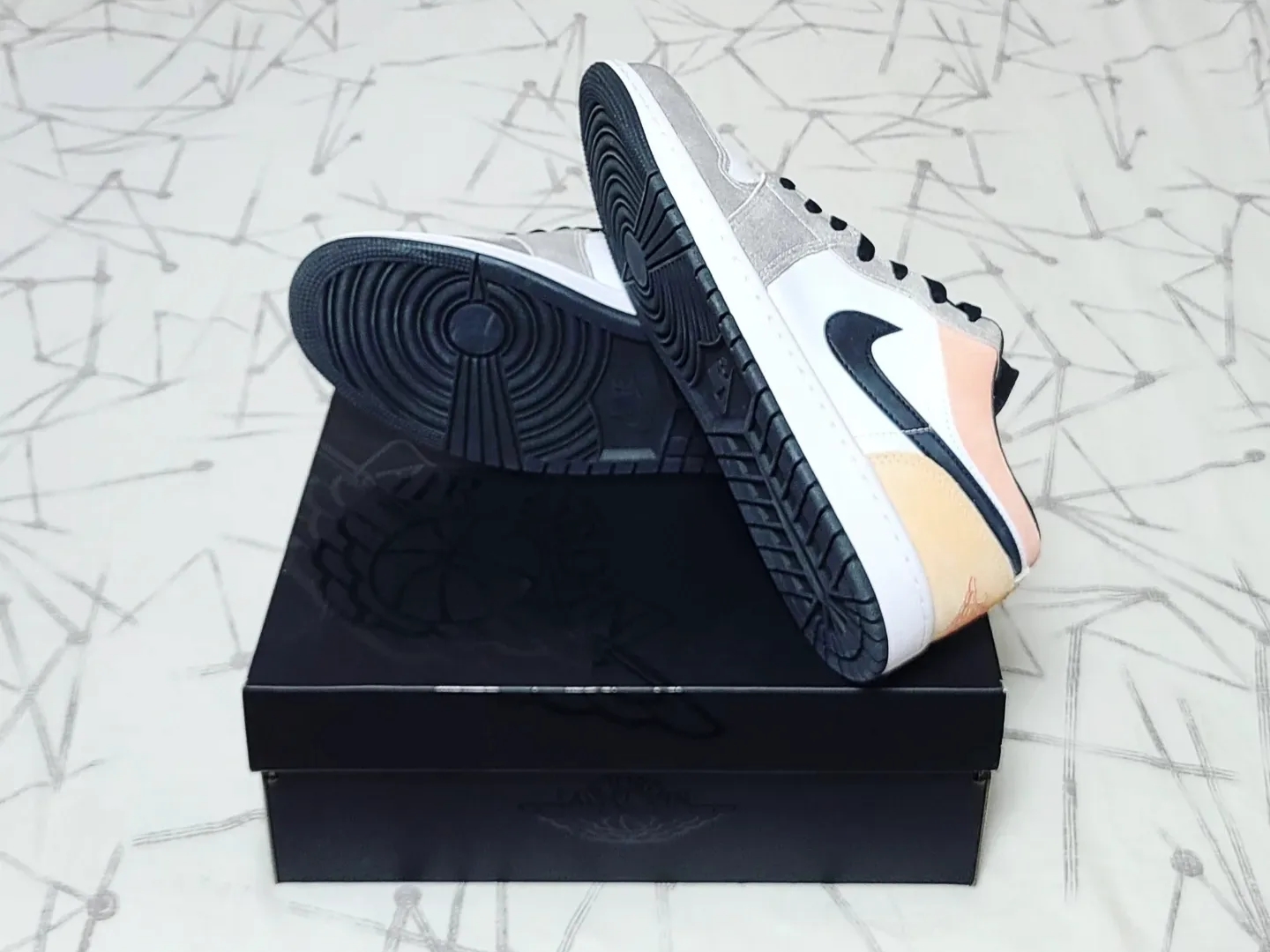 Jordan 1 Low SE Flight Club 착용 스타일 - 4