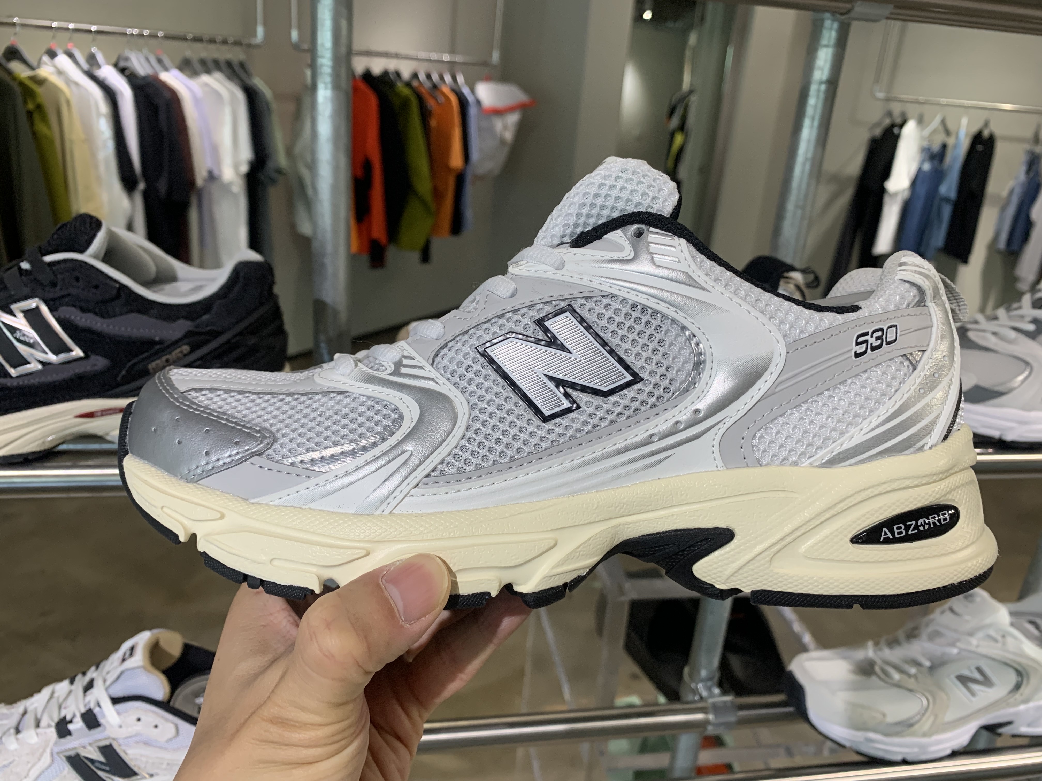 New Balance 530 Steel Grey 착용 스타일 - 1