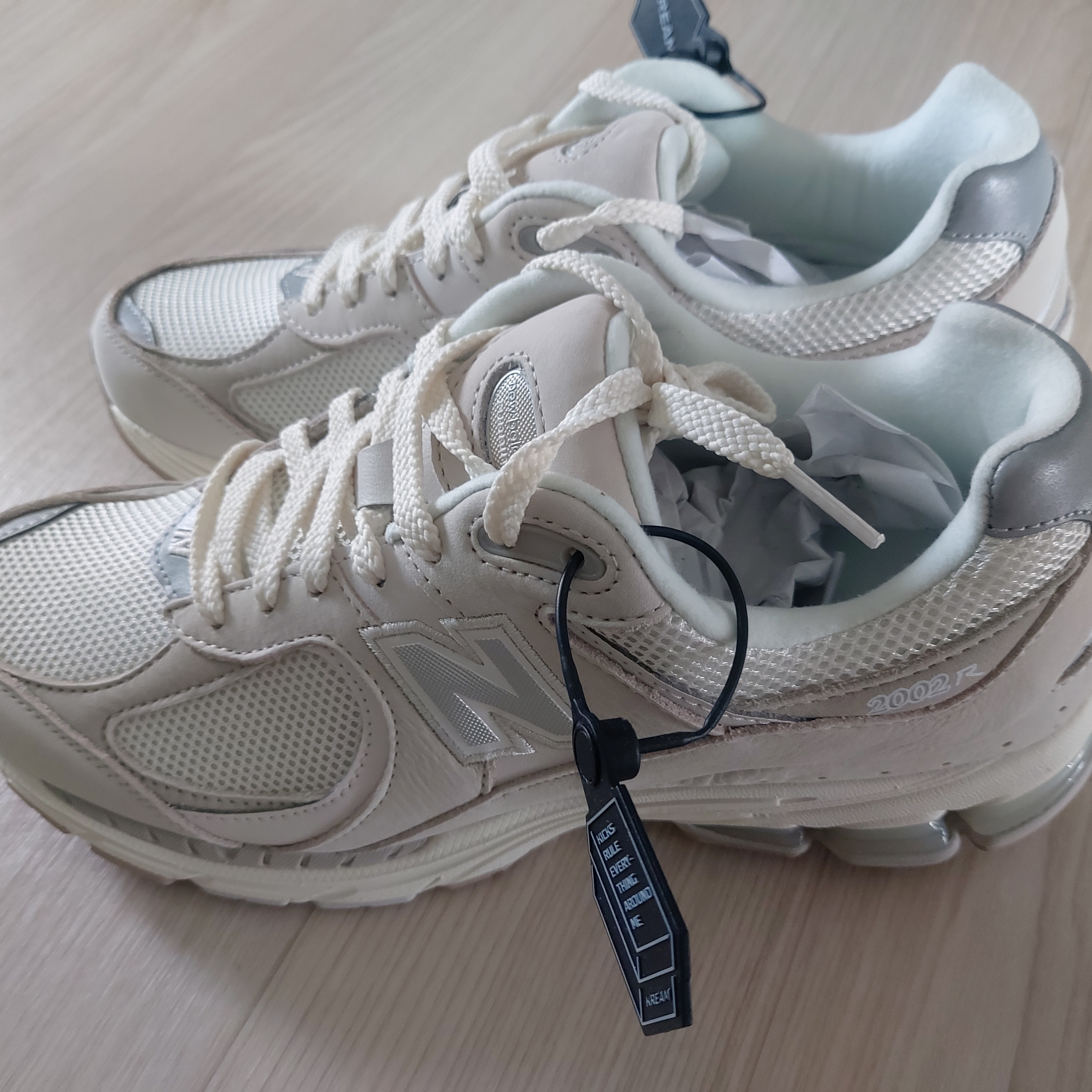 New Balance 2002R White Ivory 착용 스타일 - 1