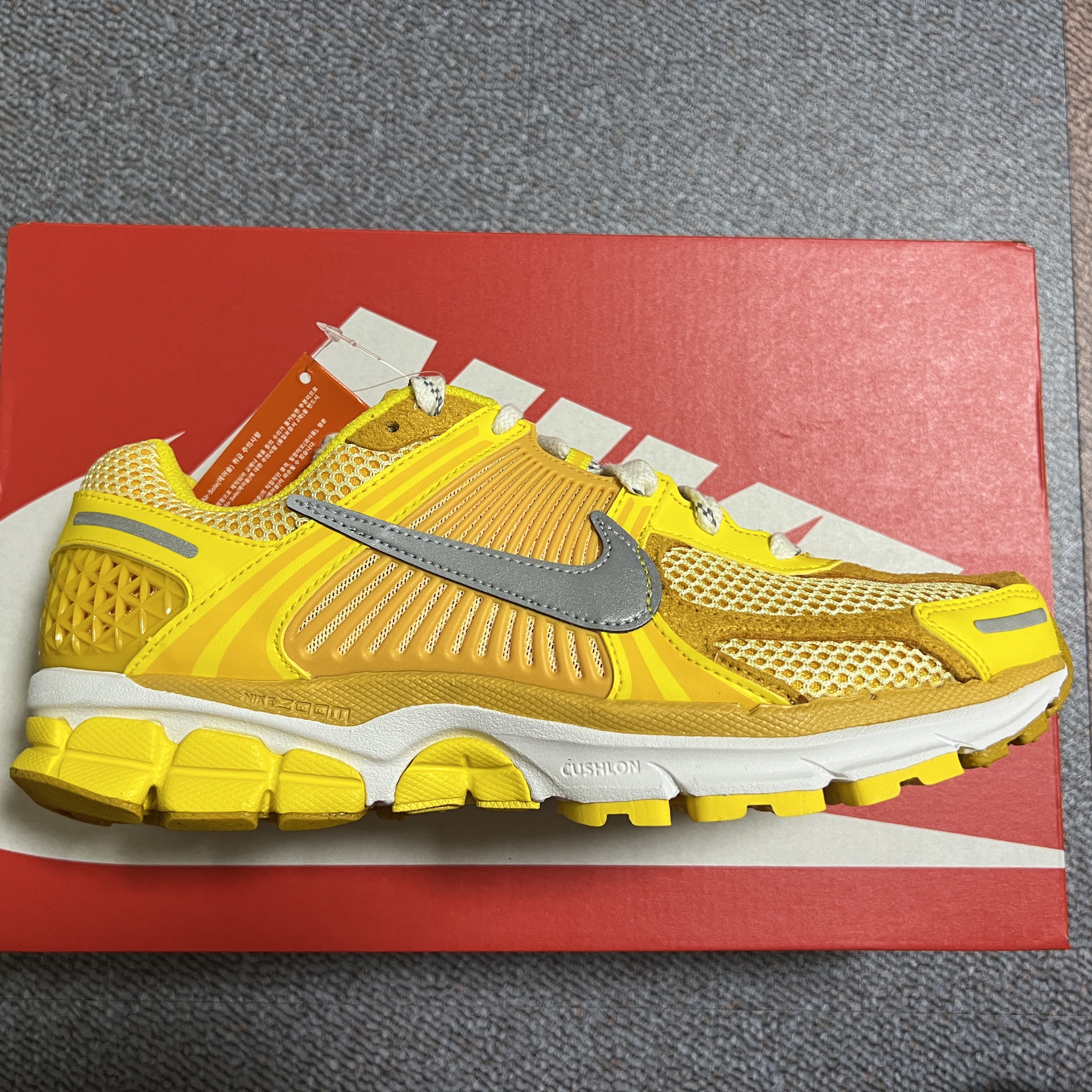 Nike Zoom Vomero 5 Yellow Ochre 착용 스타일 - 2