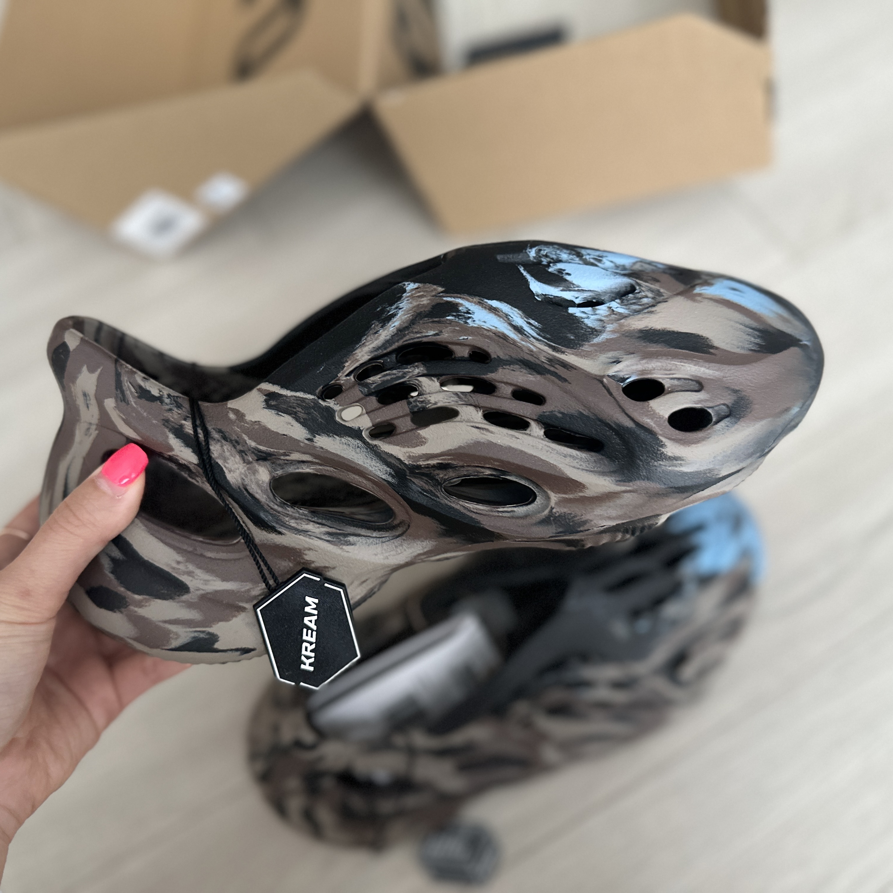 Adidas Yeezy Foam RNNR MX Cinder 착용 스타일 - 4