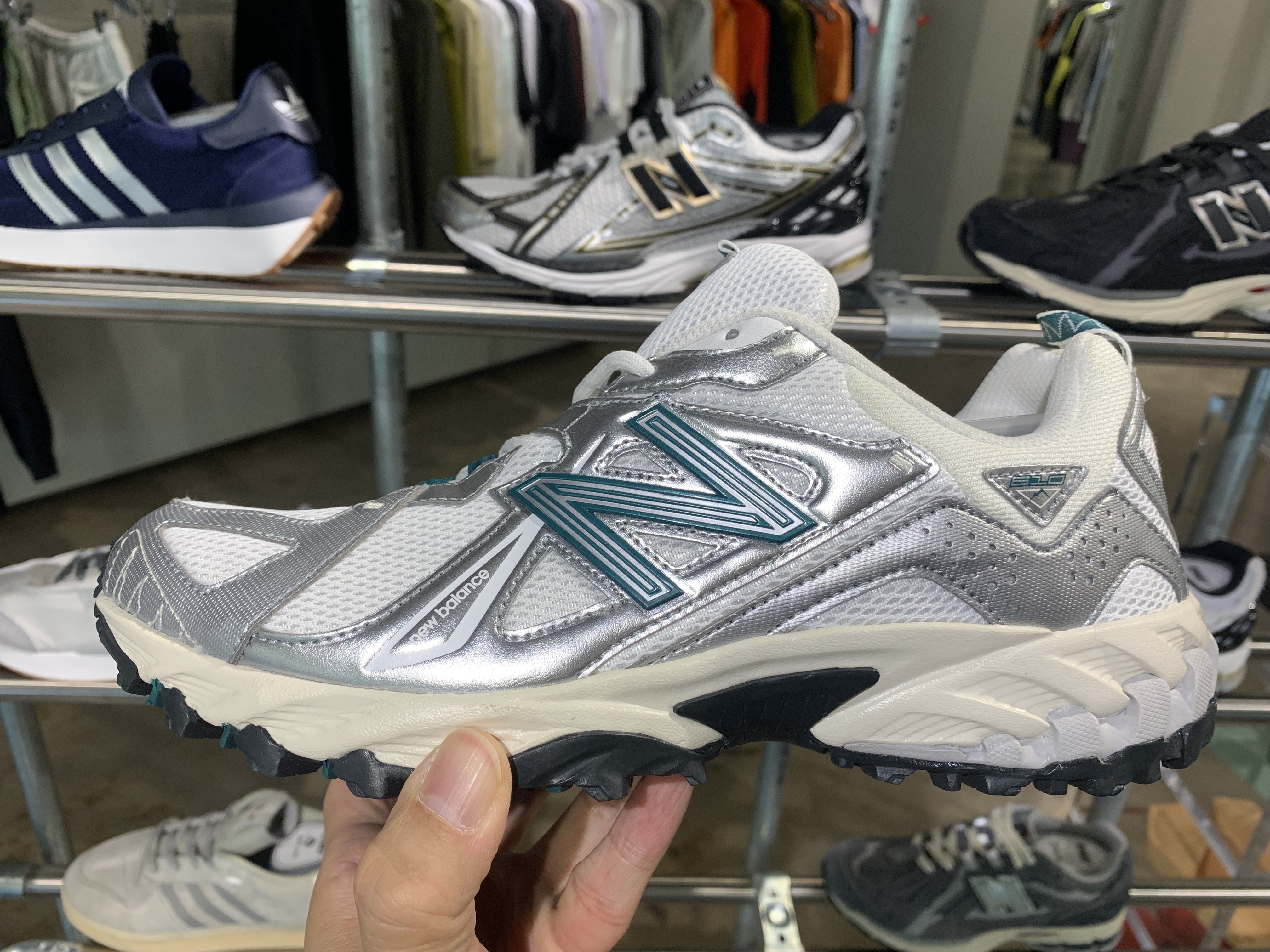 New Balance ML610T Metallic Silver - D Standard 착용 스타일 - 1