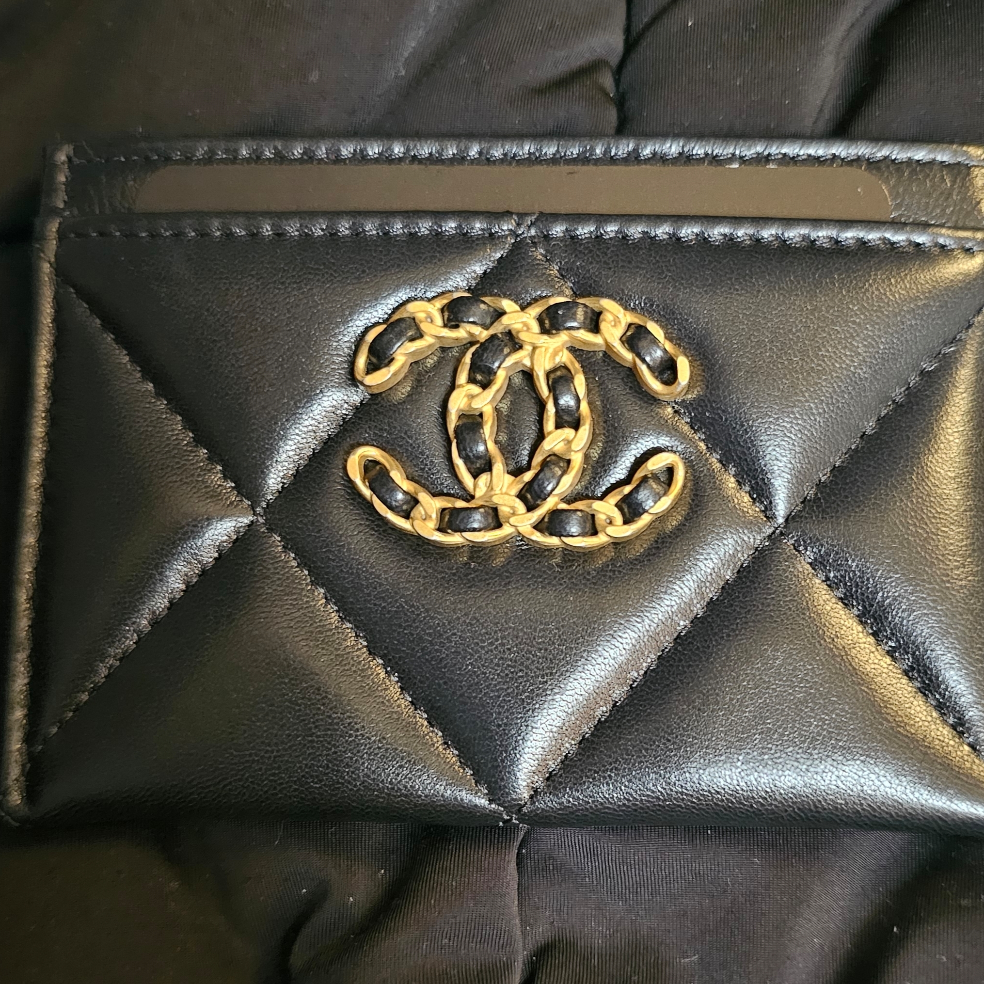 Chanel 19 Card Holder Lambskin & Gold Black 착용 스타일