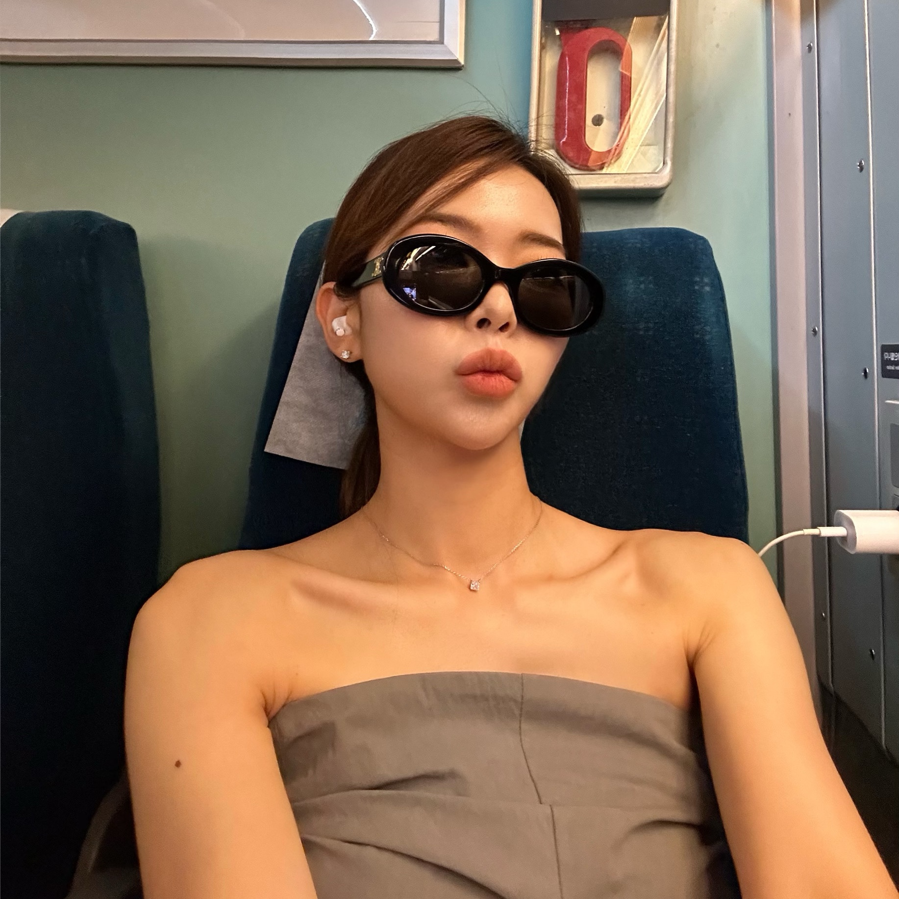 (W) Celine Triomphe 01 Sunglasses in Acetate Black 착용 스타일 - 1