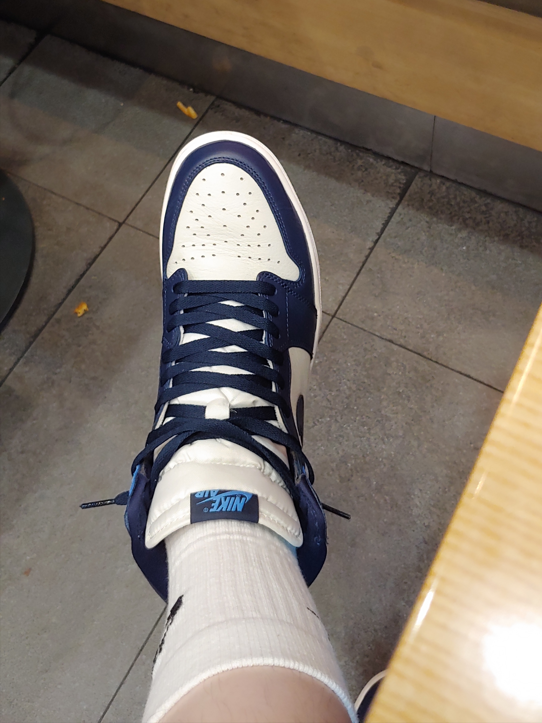 Jordan 1 Retro High Obsidian UNC, Nike NSW Everyday Essential Crew Socks White (3 Pack/Korean Ver.) 착용 스타일 - 3