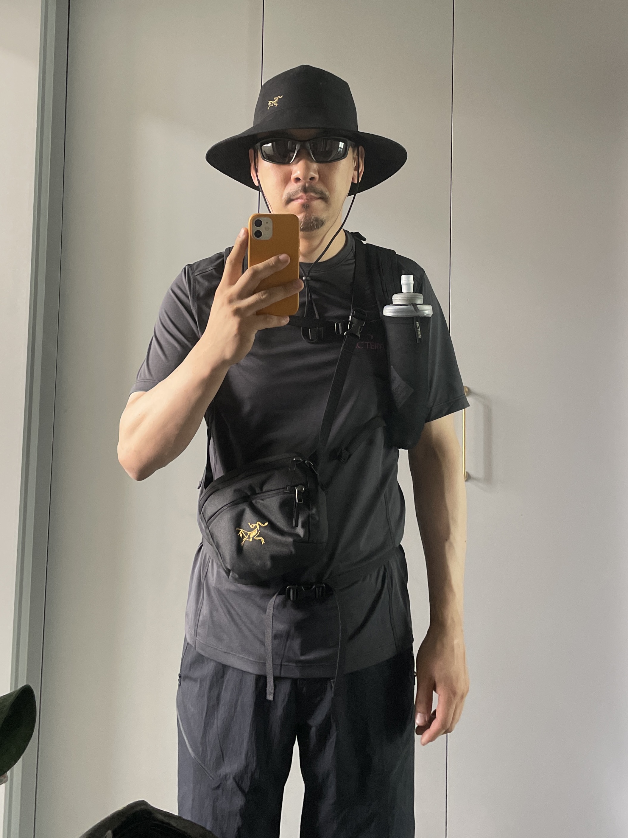 Arc'teryx Sinsola Hat 24K Black, Arc'teryx Mantis 1 Waistpack Black 착용 스타일