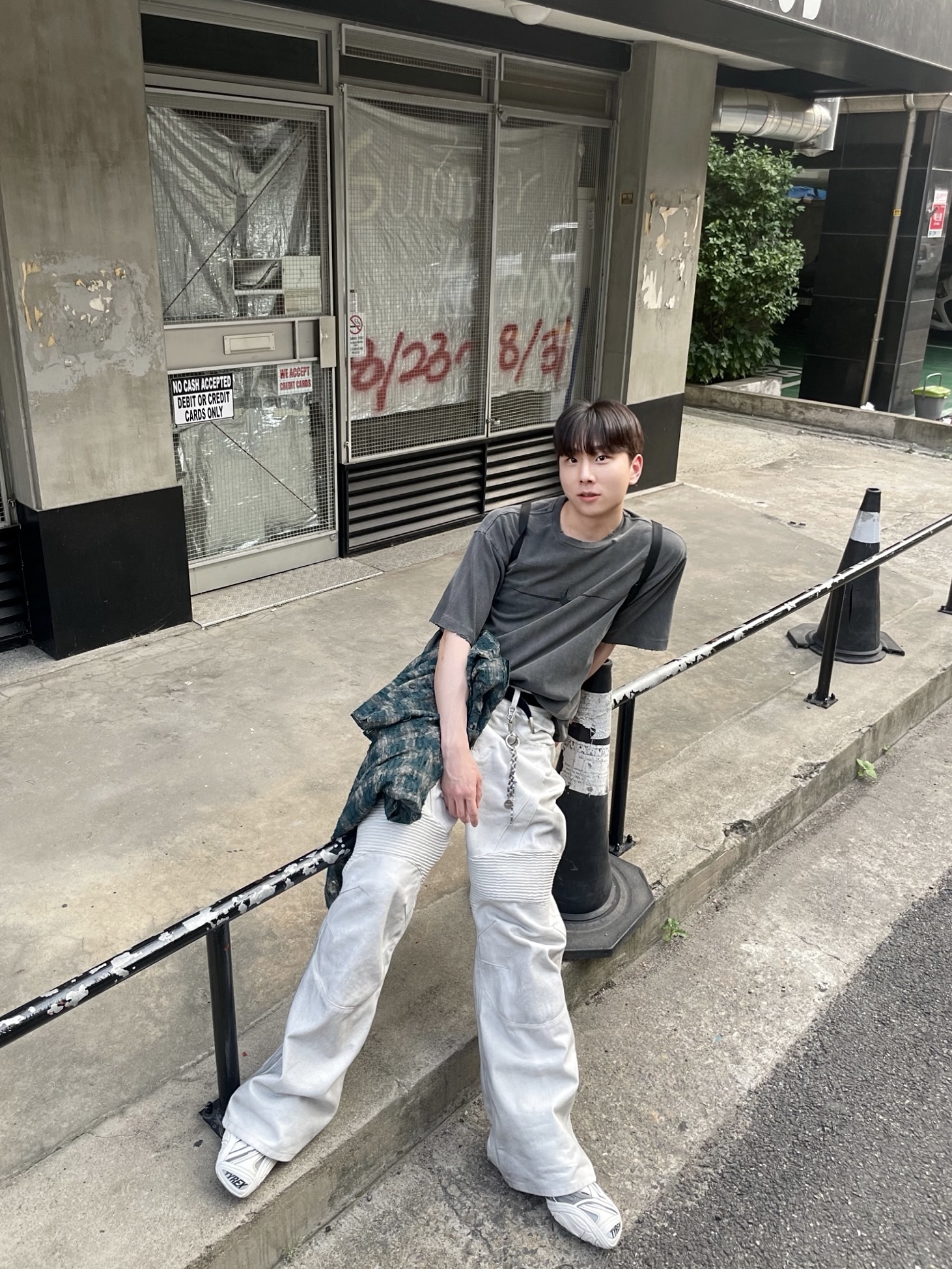 Balenciaga Tyrex Sneakers Black White 착용 스타일 - 1