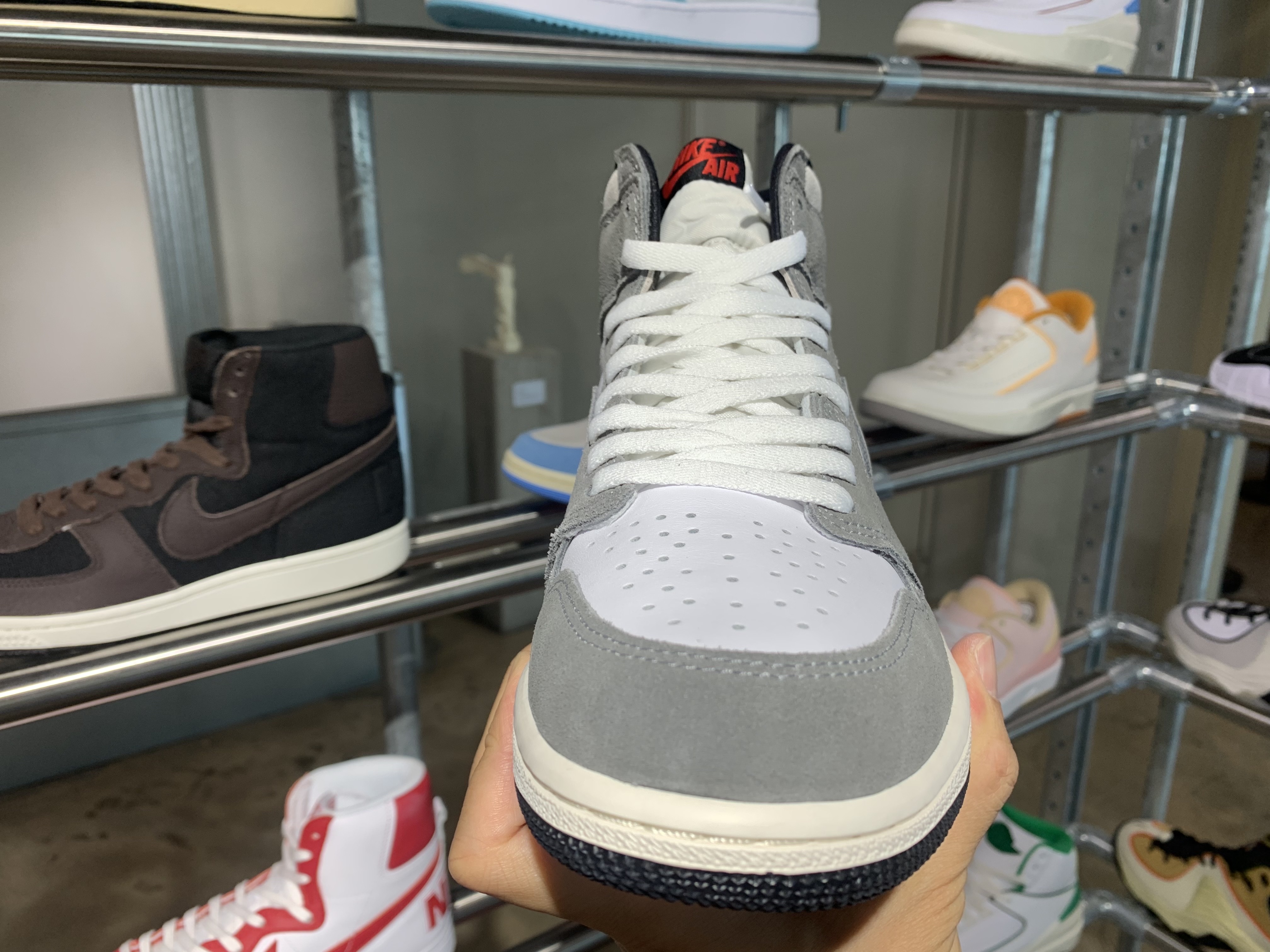 Jordan 1 Retro High OG Black and Smoke Grey 착용 스타일 - 4
