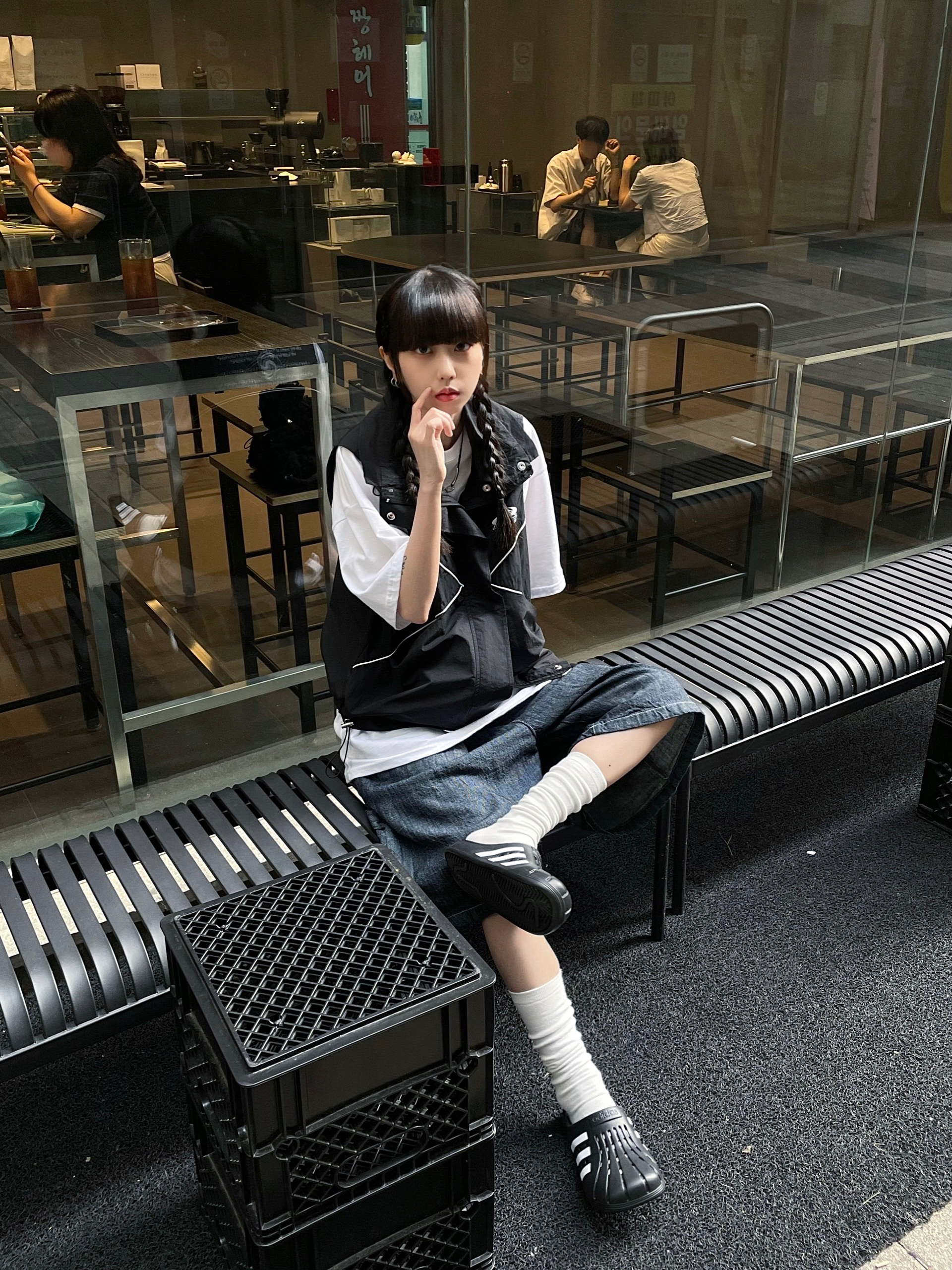 Adidas Adilette Clog Black White 착용 스타일 - 2