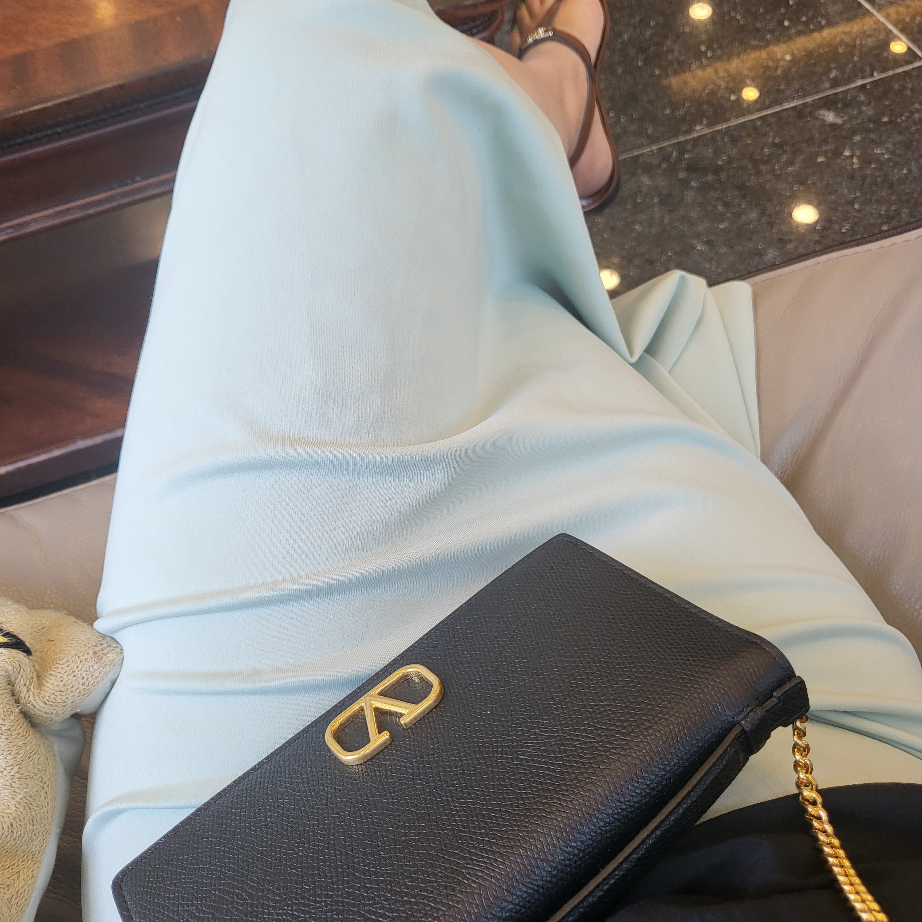Valentino Vlogo Signature Grainy Calfskin Wallet With Chain Black 착용 스타일