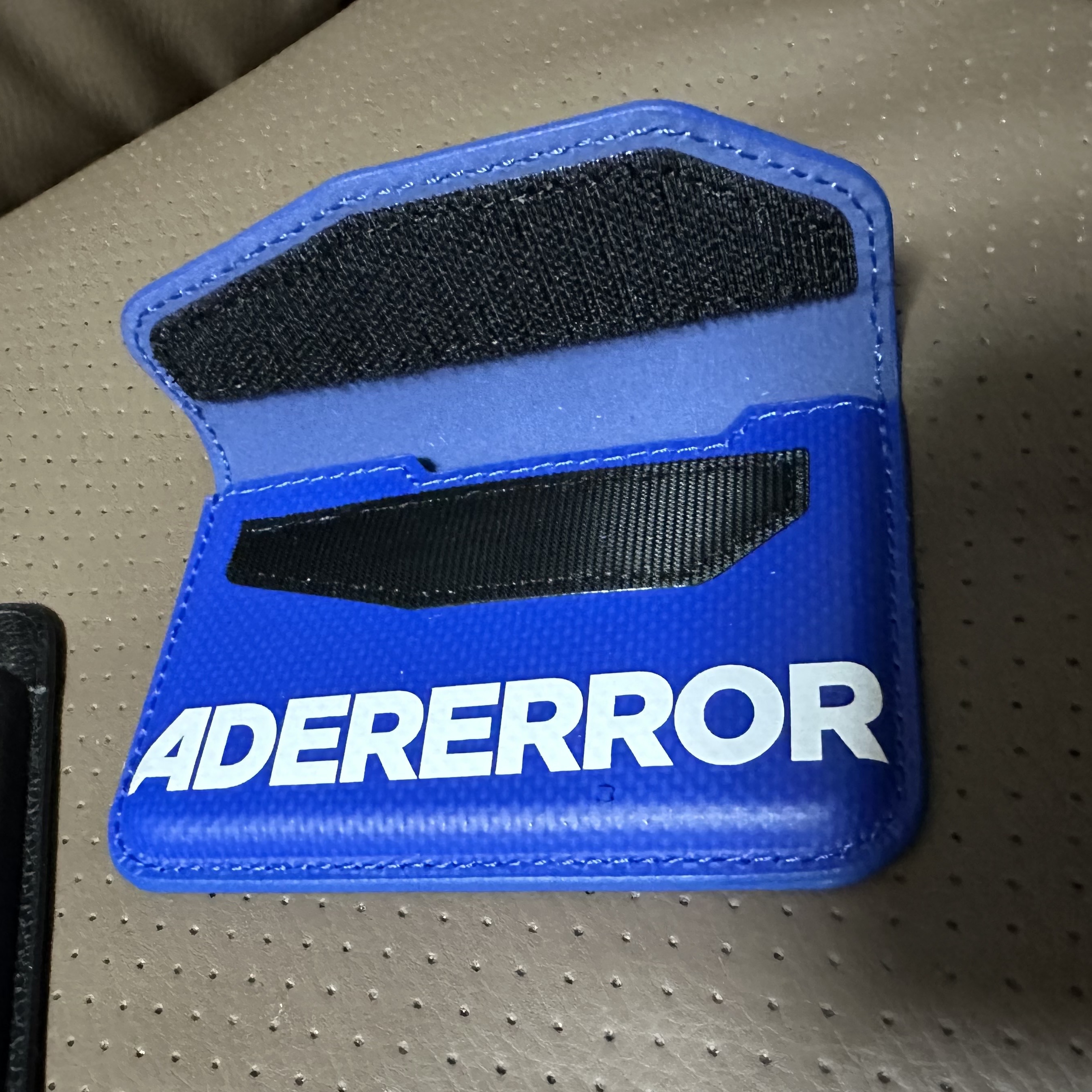 Ader Error Standic Magsafe Wallet Z-Blue, Casetify x Ader Error iPhone Sticker Magsafe Case Clear 착용 스타일 - 3