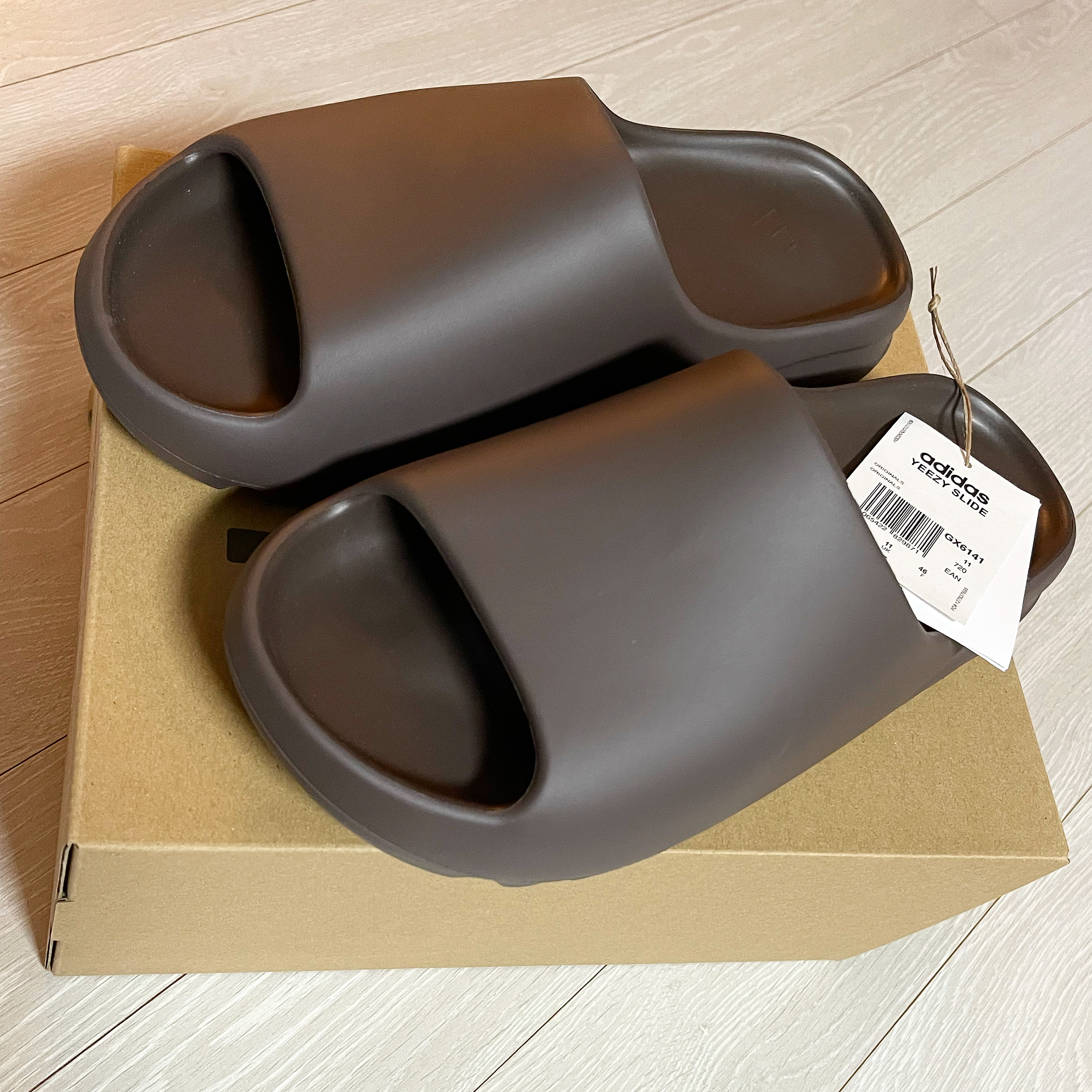 Adidas Yeezy Slide Soot 2021 착용 스타일