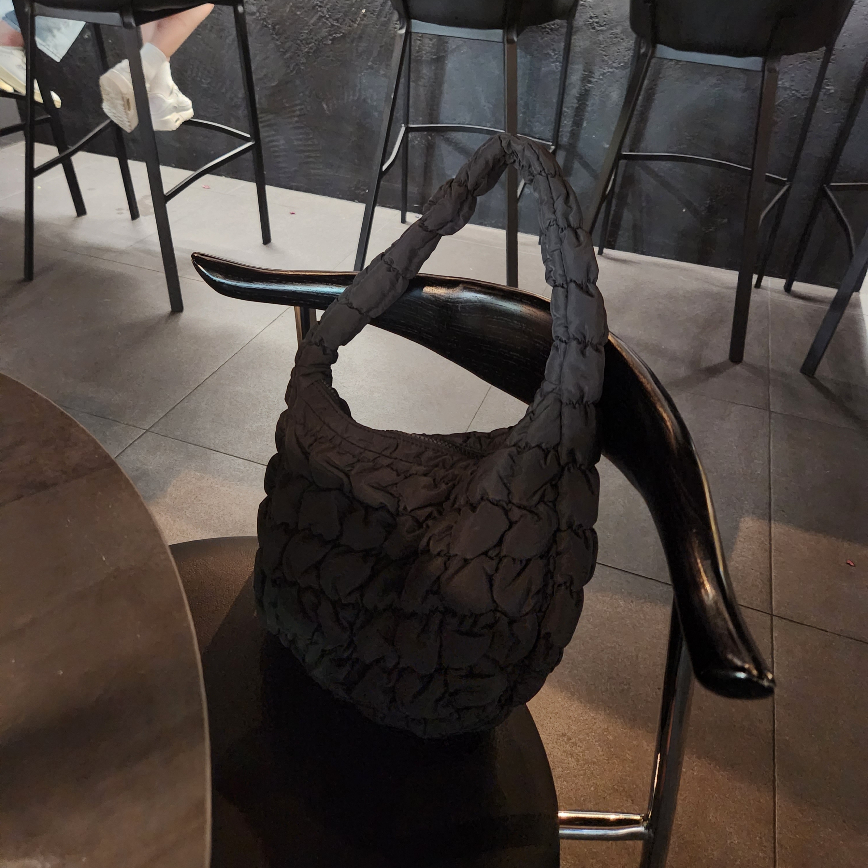 COS Quilted Mini Bag Black 착용 스타일 - 2