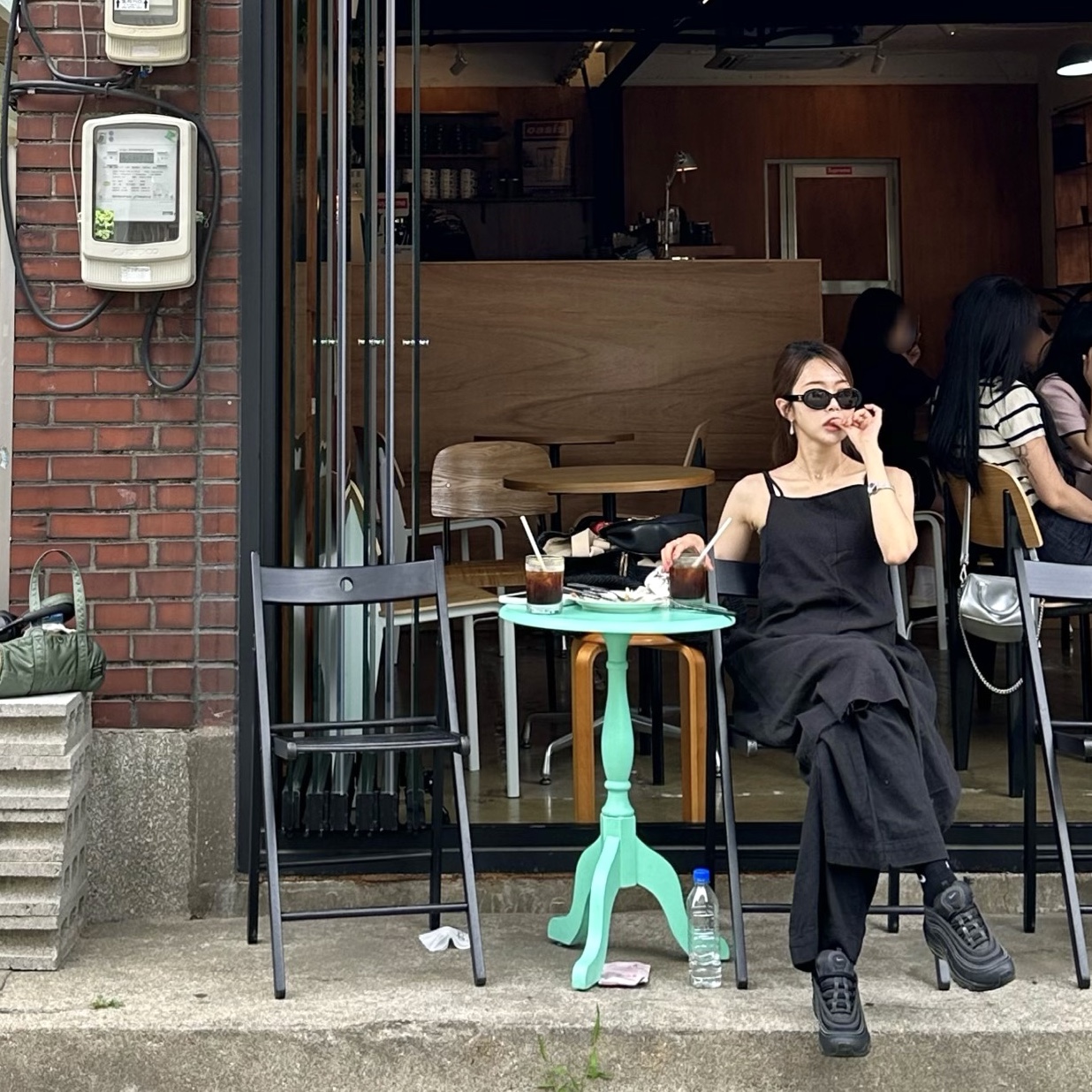 (W) Celine Triomphe 01 Sunglasses in Acetate Black 착용 스타일 - 5