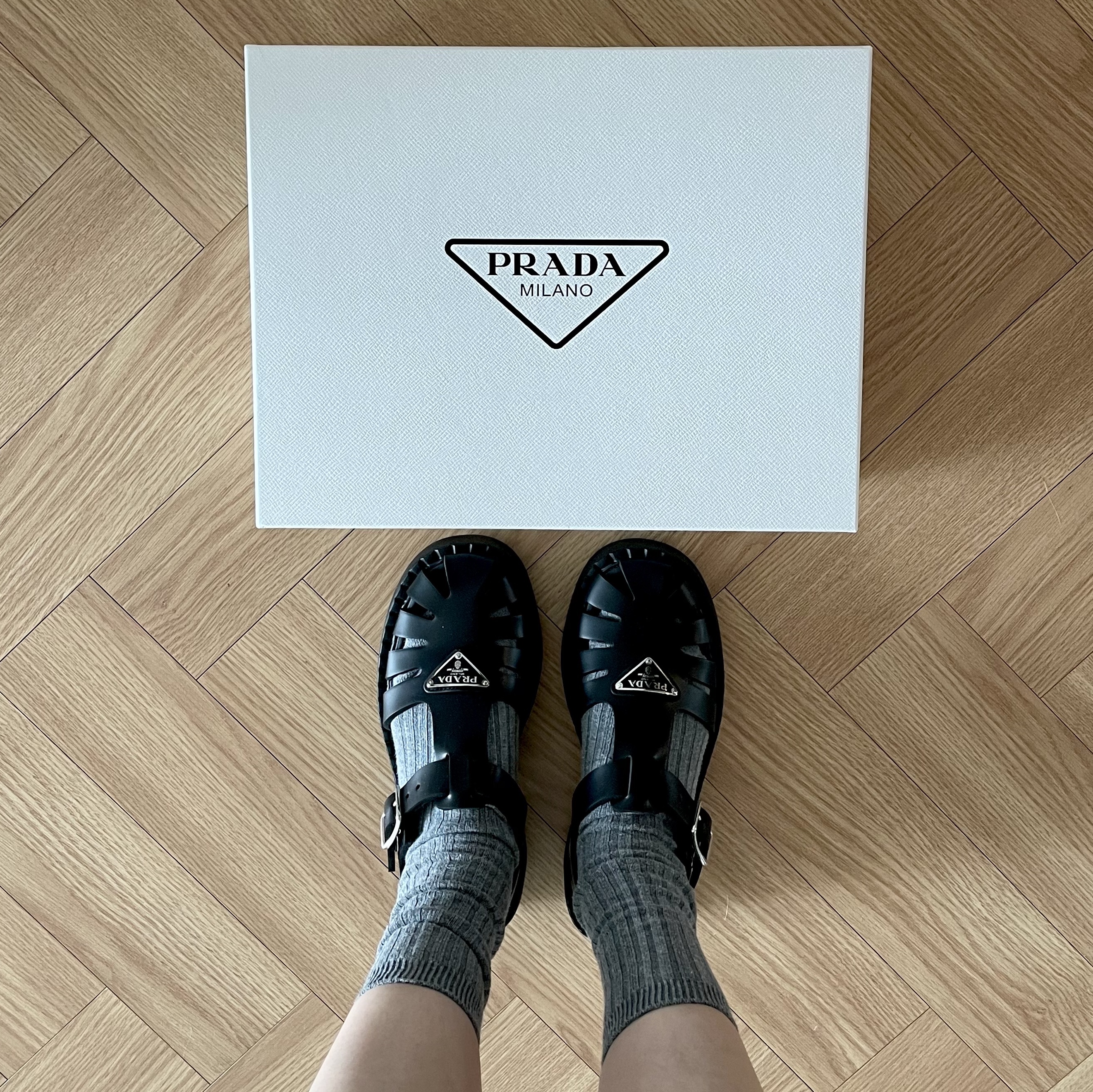 (W) Prada Sporty Foam Rubber Sandal Black 착용 스타일