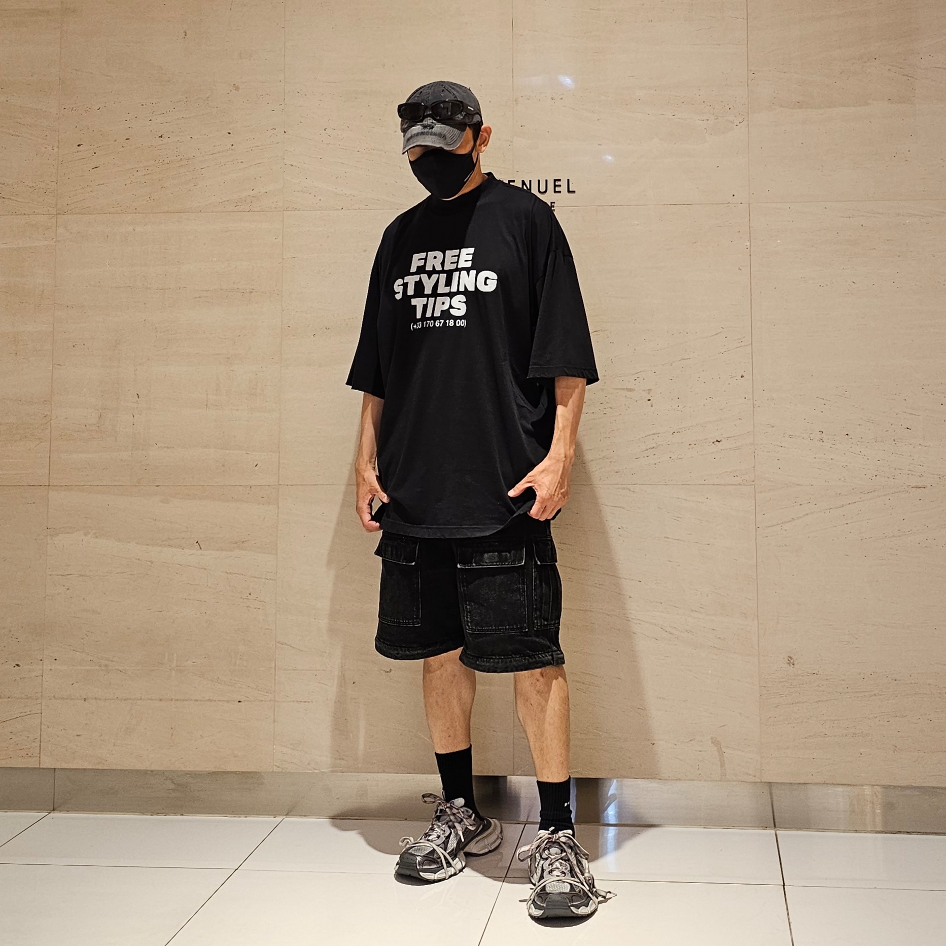 Balenciaga Styling Hotline T-Shirt Large Fit Faded Black, Balenciaga 3XL Mule Grey White Red 착용 스타일