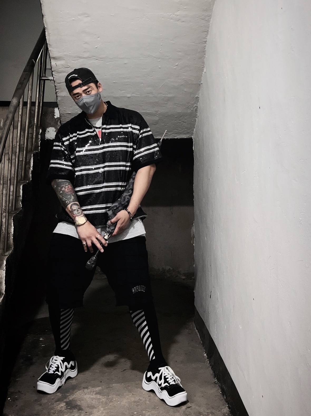 Supreme Pigment Canvas S Logo 6-Panel Black - 23SS, Supreme Sequin Stripe Zip Polo Black - 23SS 착용 스타일 - 2