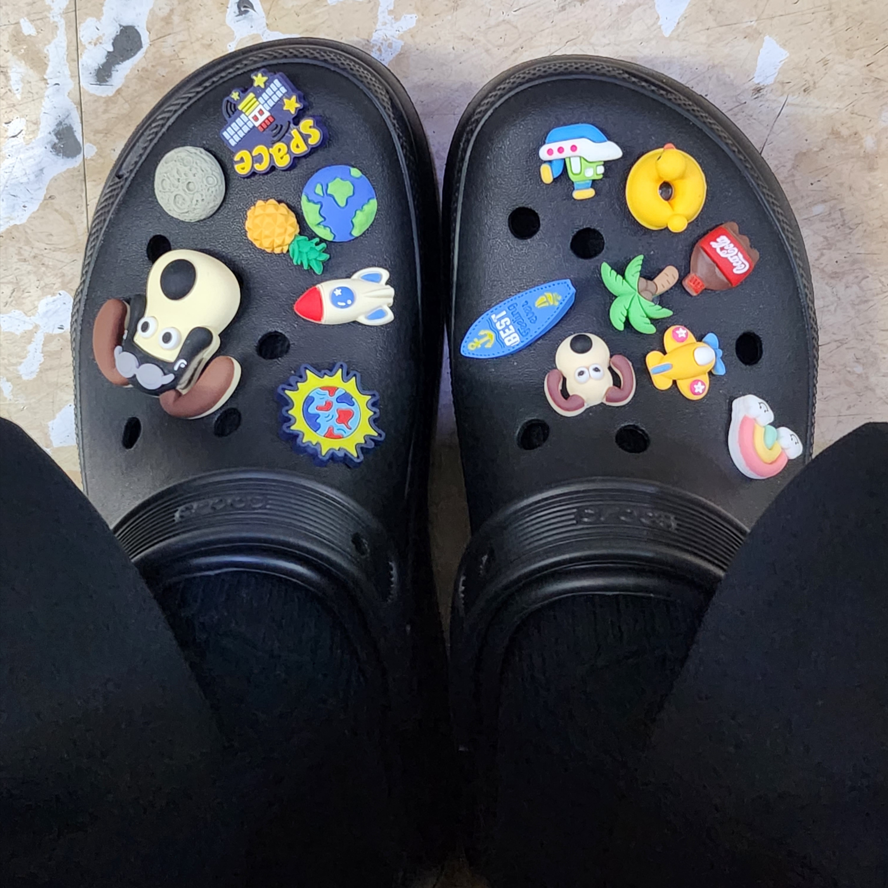 Crocs Classic Crush Clog Black 착용 스타일