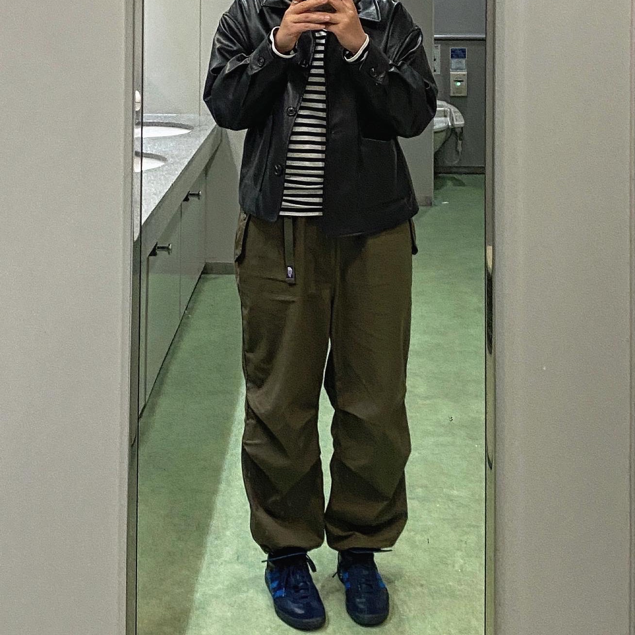 Adidas Spezial Handball Night Indigo Power Blue, Play Comme des Garcons Striped LS T-Shirt Black White 착용 스타일 - 2
