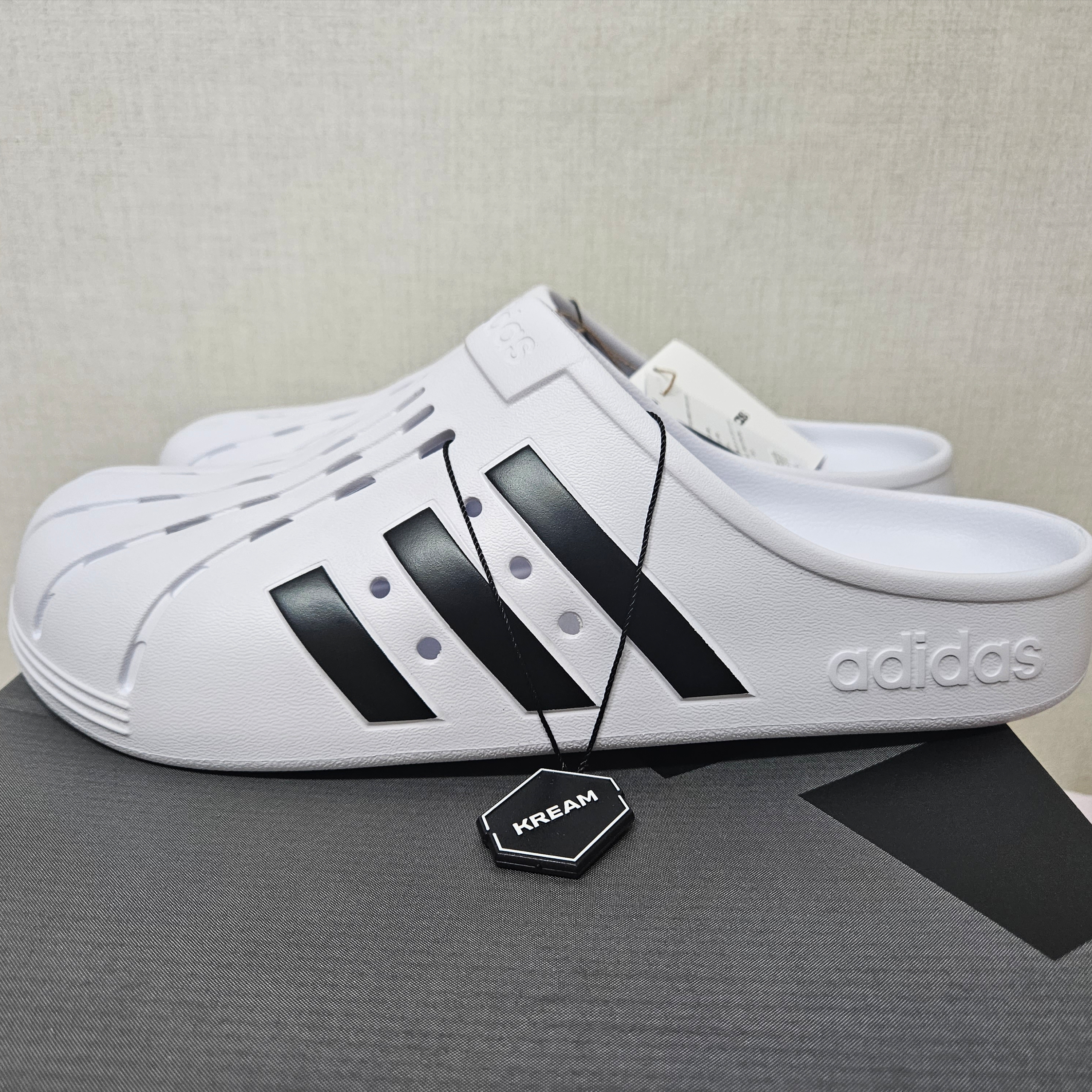 Adidas Adilette Clog White Black 착용 스타일