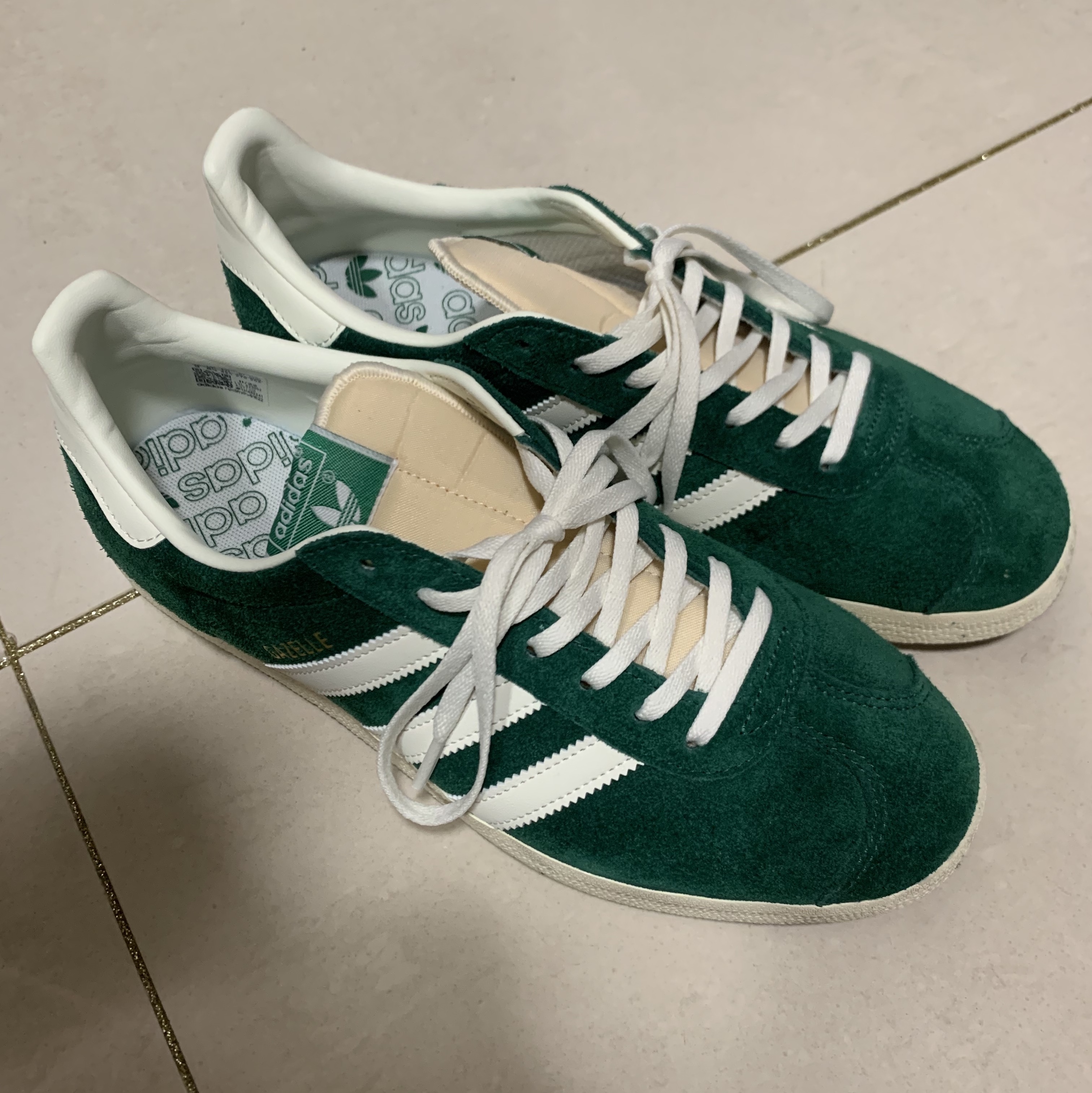 Adidas Gazelle Dark Green Cream White 착용 스타일