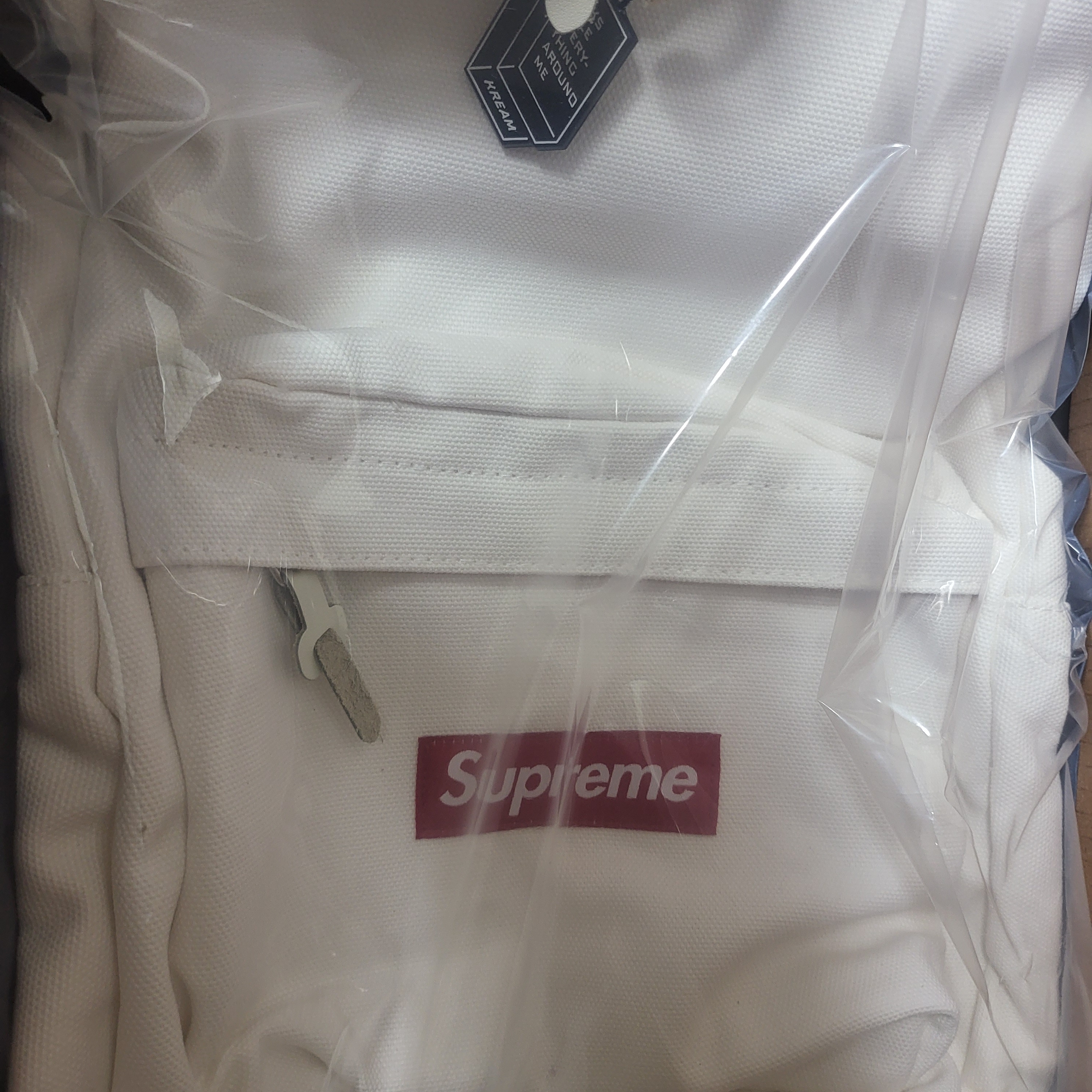 Supreme Canvas Backpack White, Jordan 1 x Zion Williamson Retro Low OG Flax and Oil Green 착용 스타일 - 1