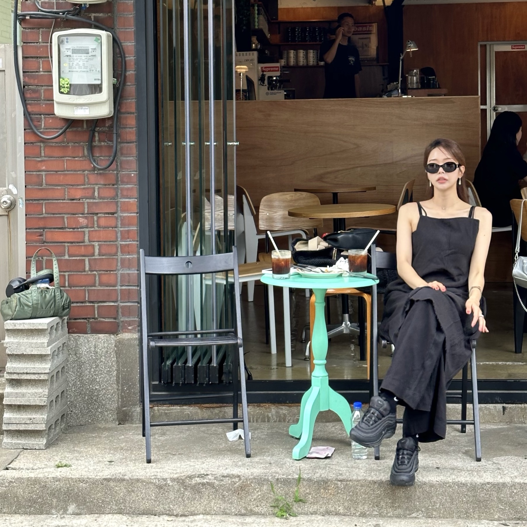(W) Celine Triomphe 01 Sunglasses in Acetate Black 착용 스타일 - 4
