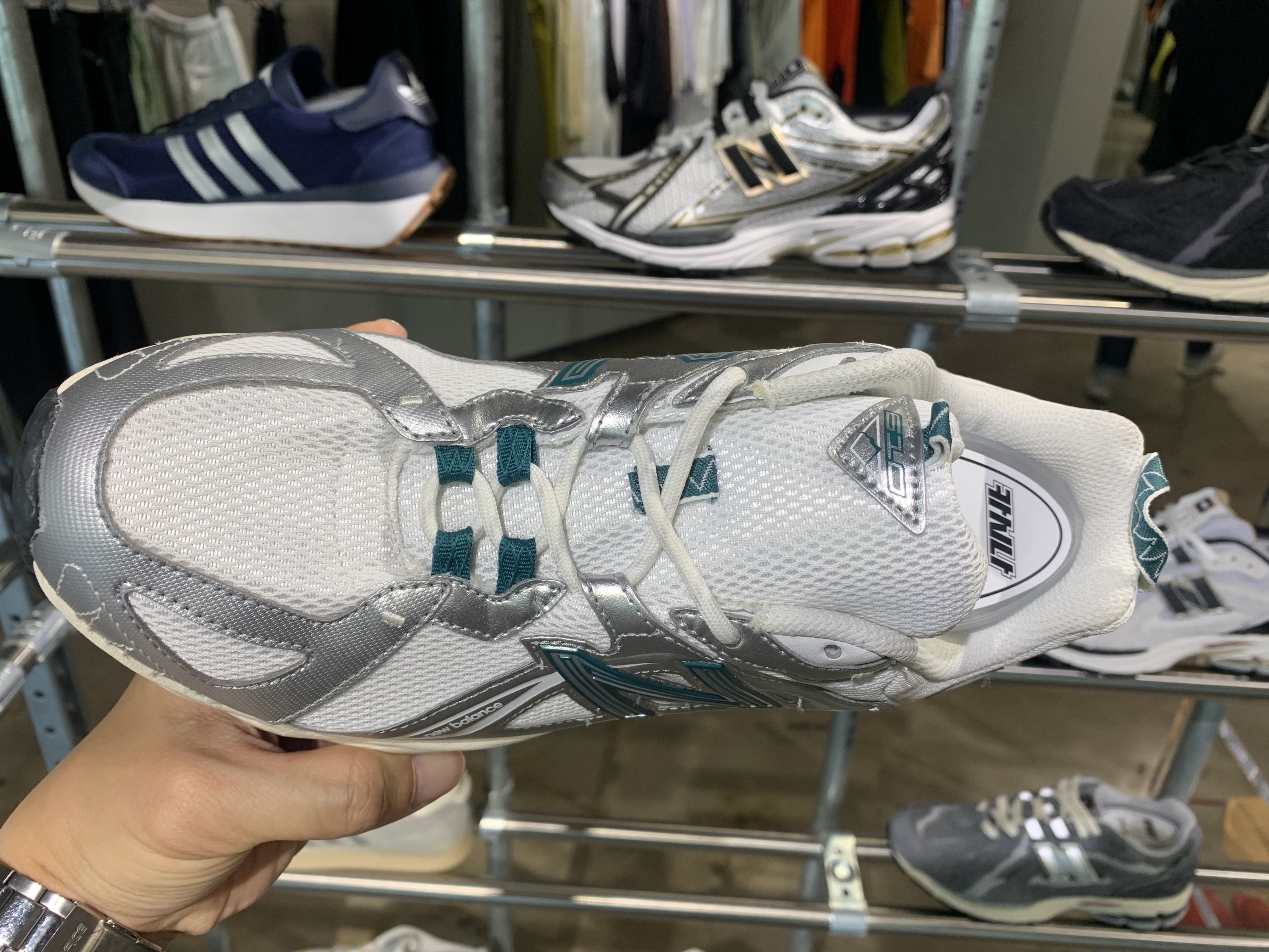 New Balance ML610T Metallic Silver - D Standard 착용 스타일 - 4
