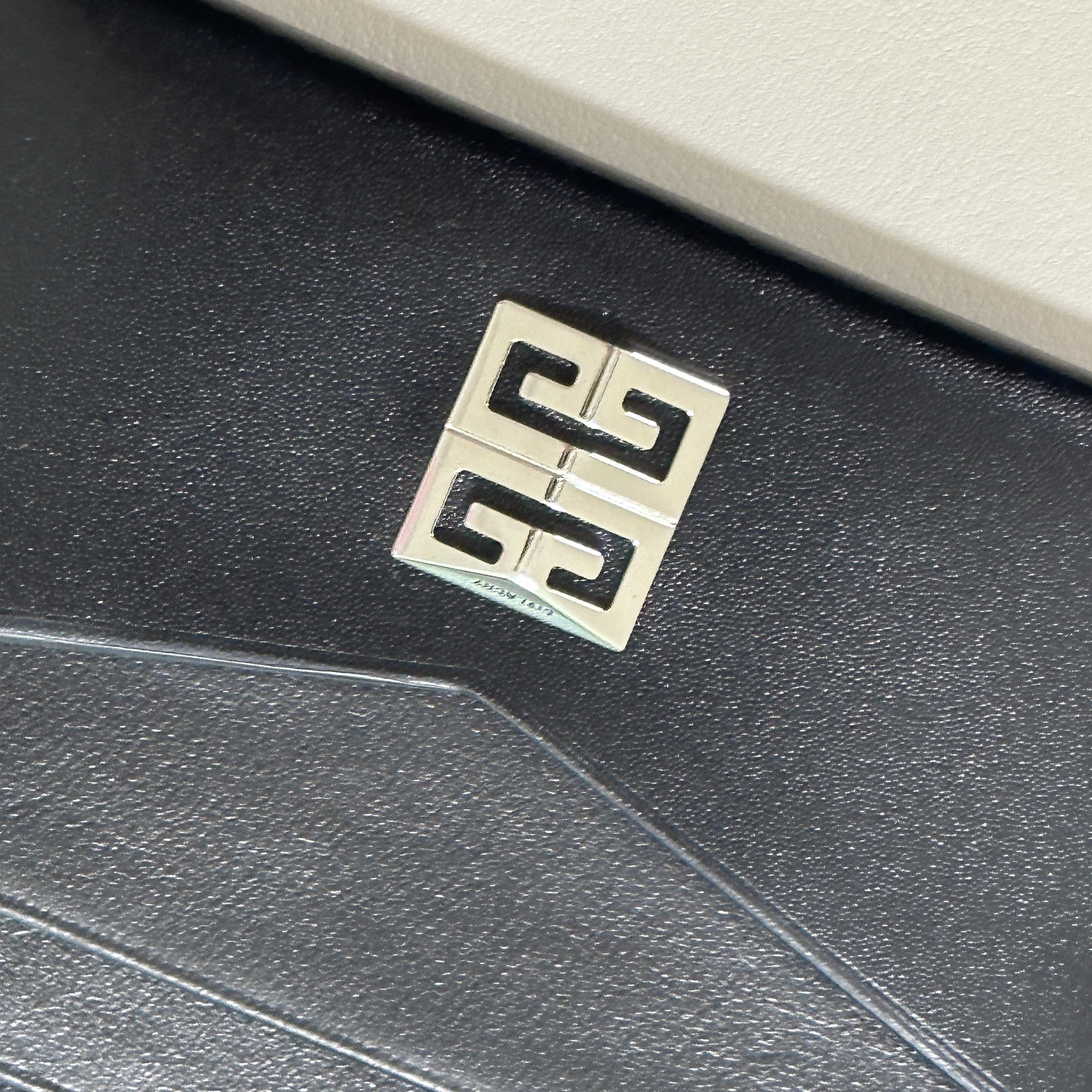 Givenchy 4G Card Holder in Box Leather Black 착용 스타일 - 3