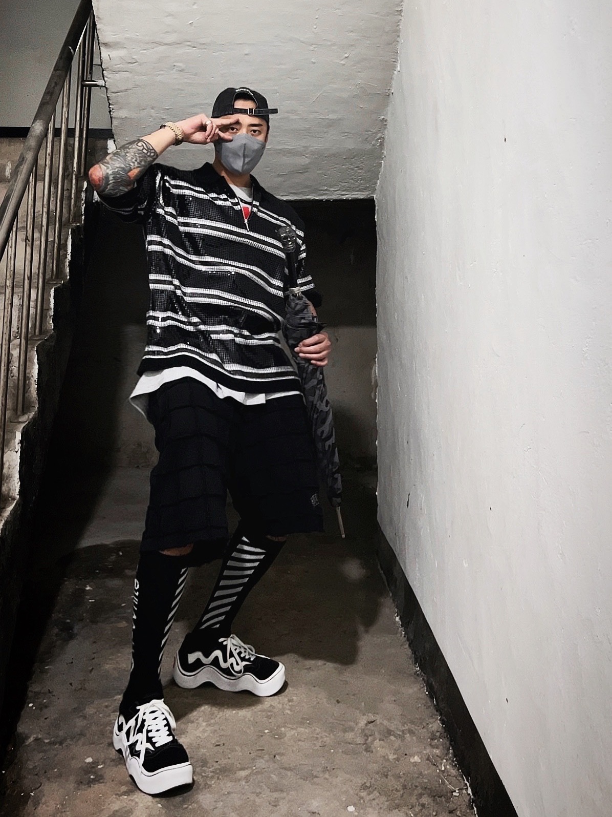 Supreme Pigment Canvas S Logo 6-Panel Black - 23SS, Supreme Sequin Stripe Zip Polo Black - 23SS 착용 스타일 - 4