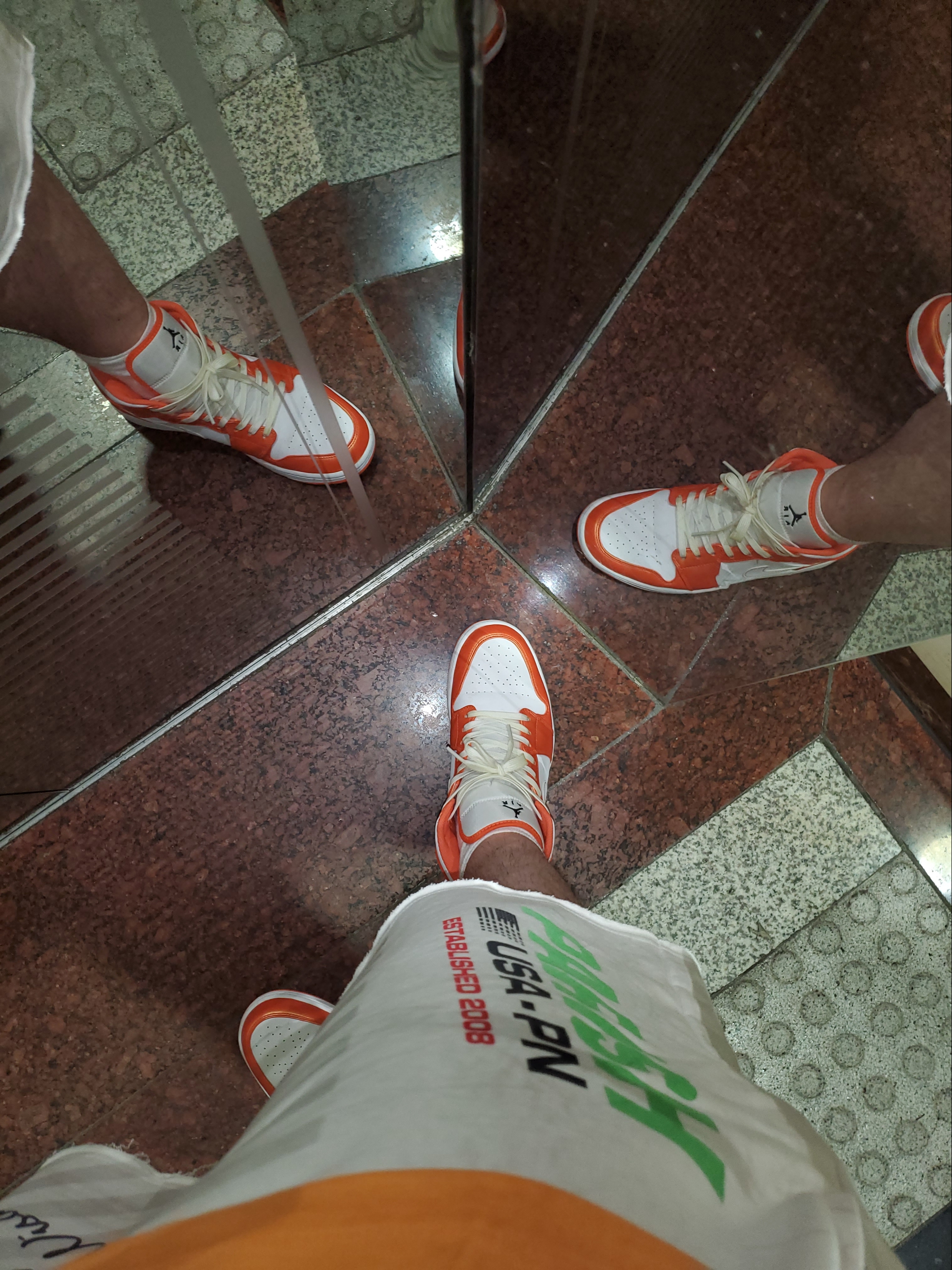Jordan 1 Mid SE Electro Orange 착용 스타일 - 3