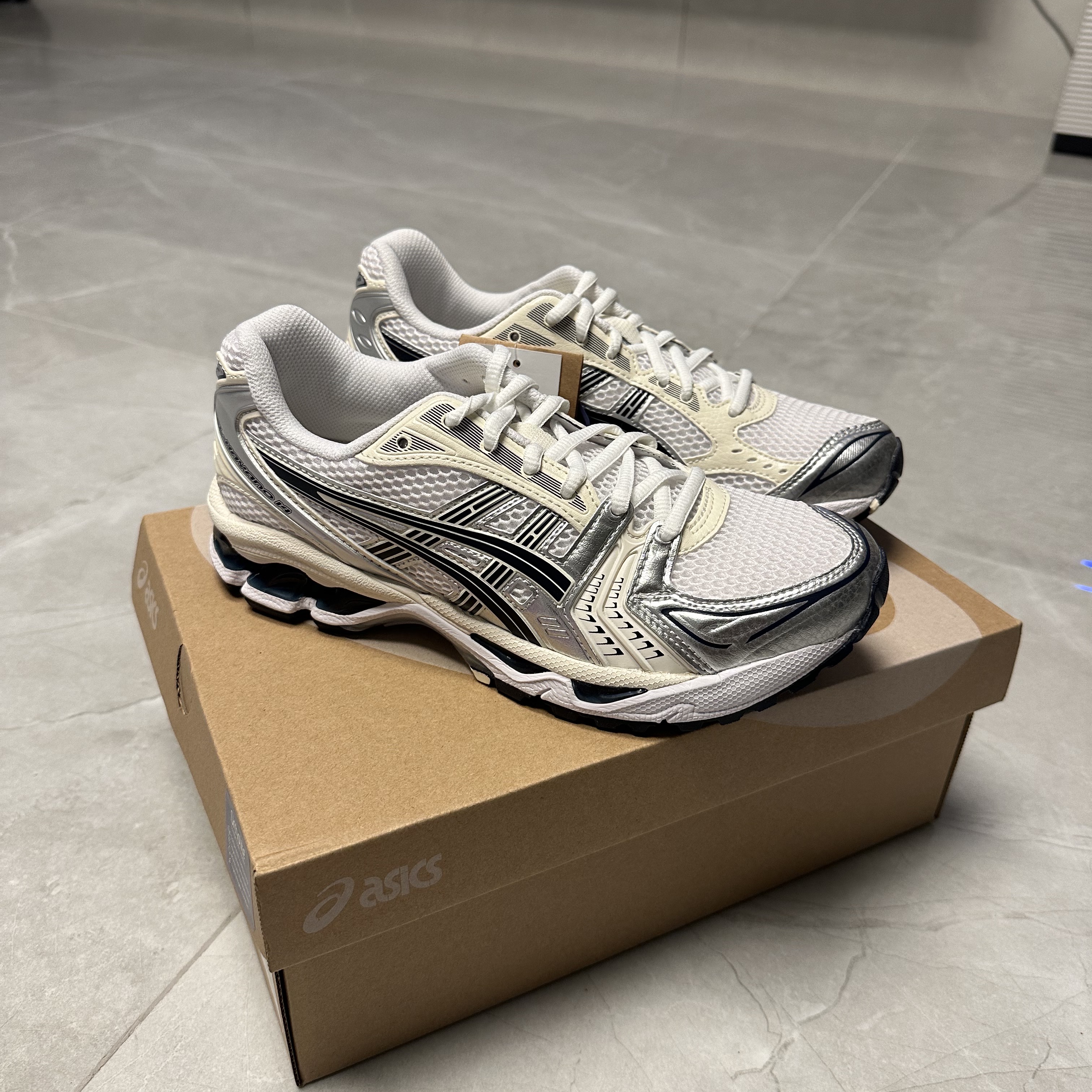 (W) Asics Gel-Kayano 14 White Midnight 착용 스타일