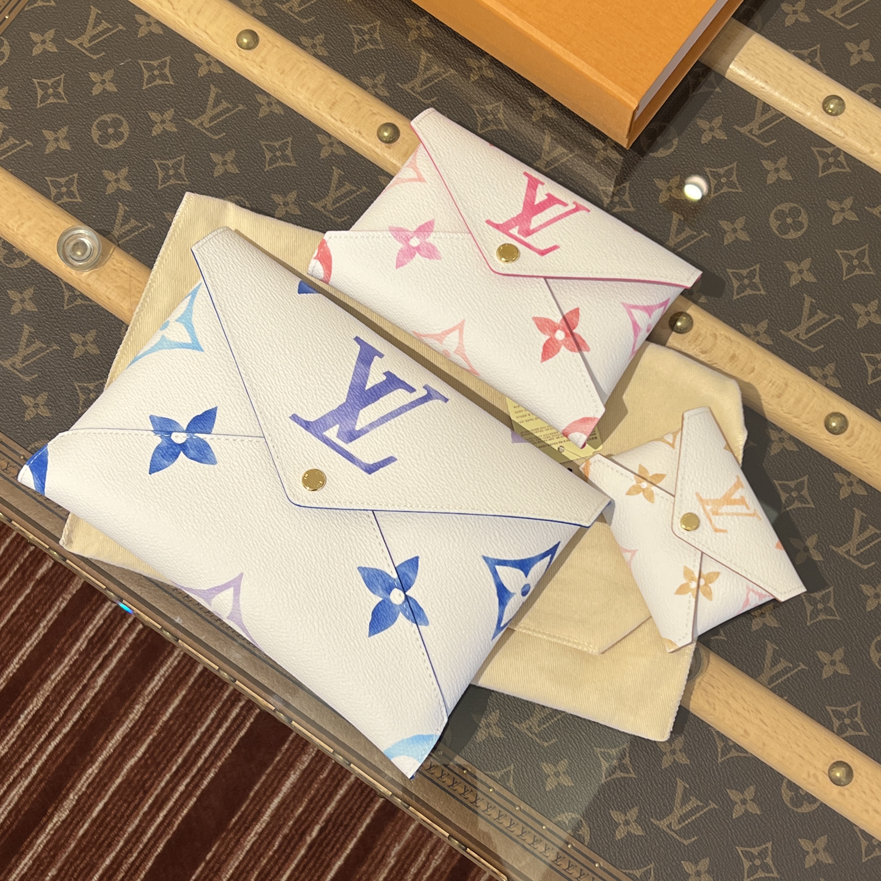 Louis Vuitton Kirigami Pochette Blue Pink Beige 착용 스타일 - 1