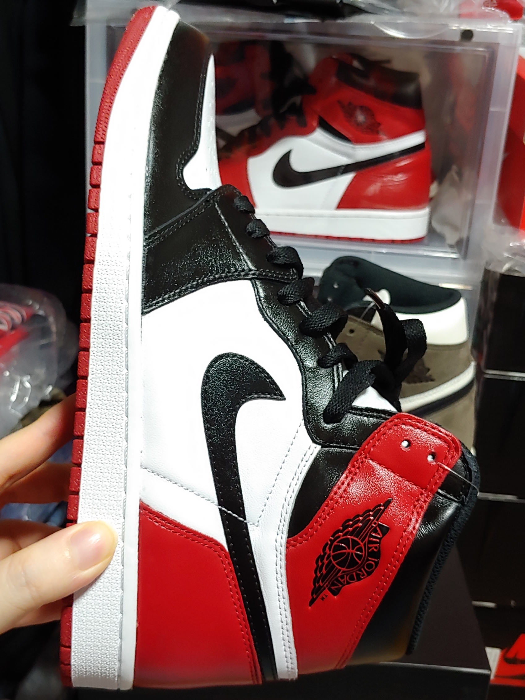Jordan 1 Retro High OG Black Toe 2016, Jordan 1 Retro High OG Black Mocha 착용 스타일 - 4