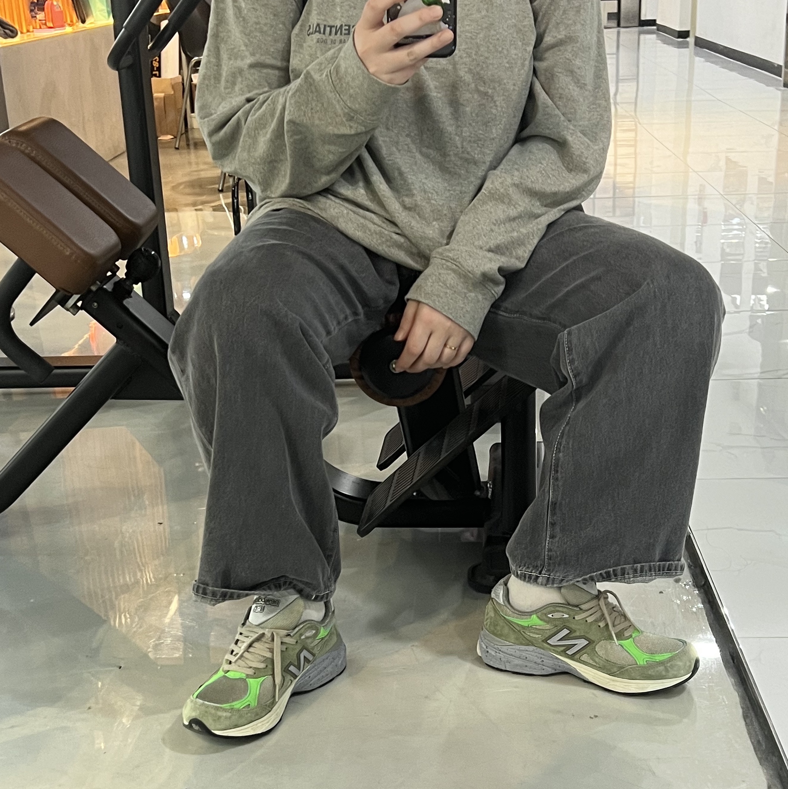 New Balance x Patta 990v3 Made in USA Olive, Essentials The Core Collection Long Sleeve T-Shirt Dark Oatmeal 착용 스타일 - 1