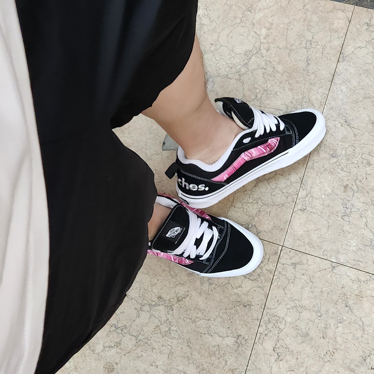 Vans x Peaches. Knu-Skool Black Pink 착용 스타일 - 1