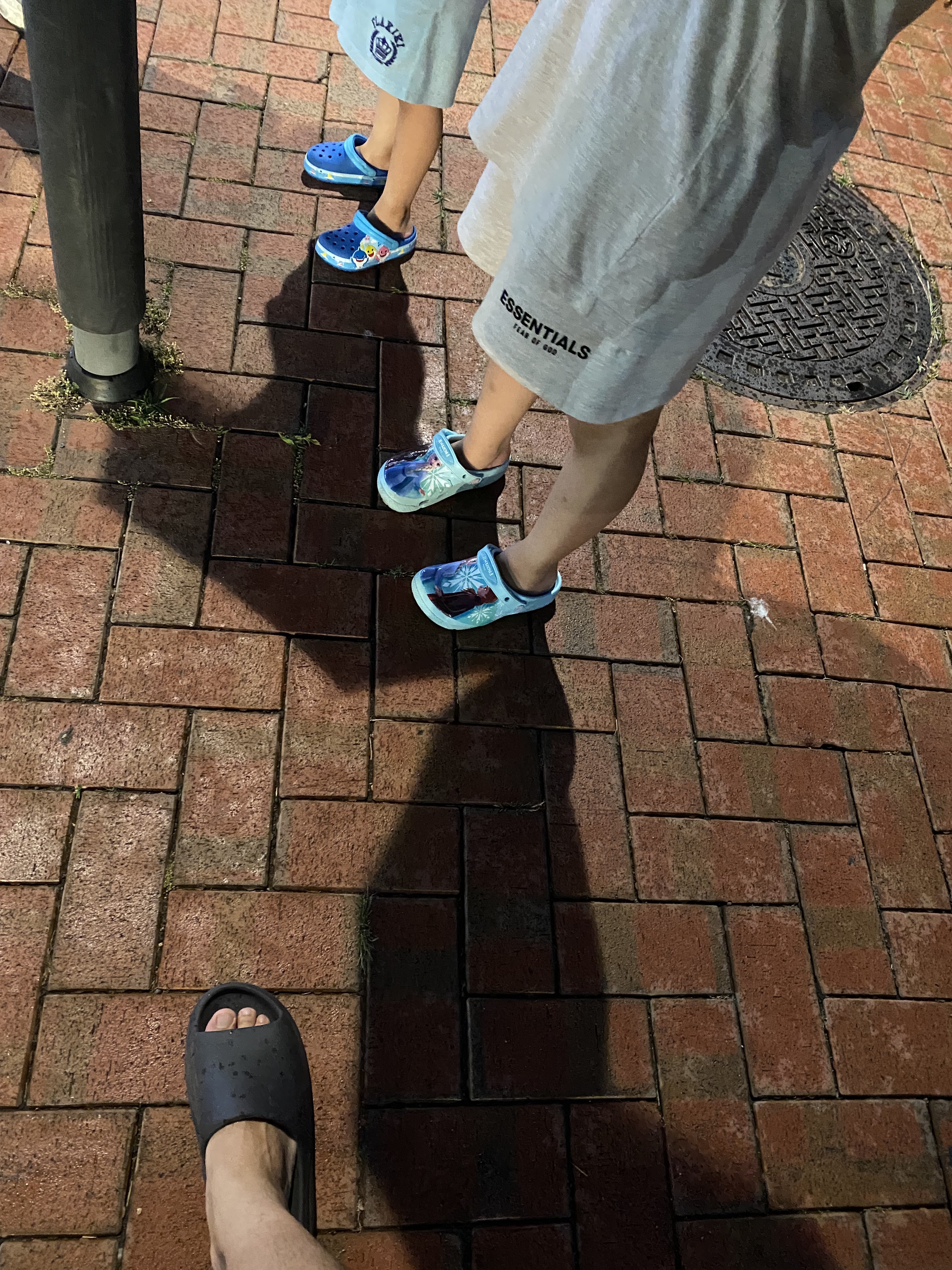 Adidas Yeezy Slide Onyx 착용 스타일