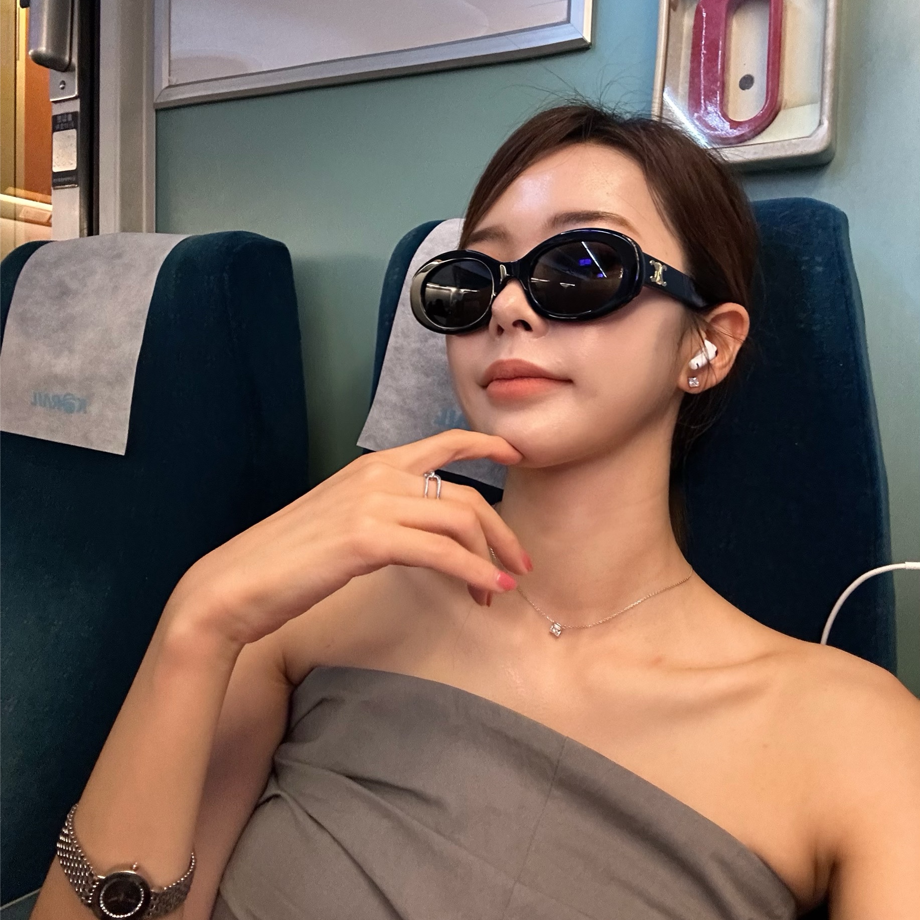 (W) Celine Triomphe 01 Sunglasses in Acetate Black 착용 스타일 - 2