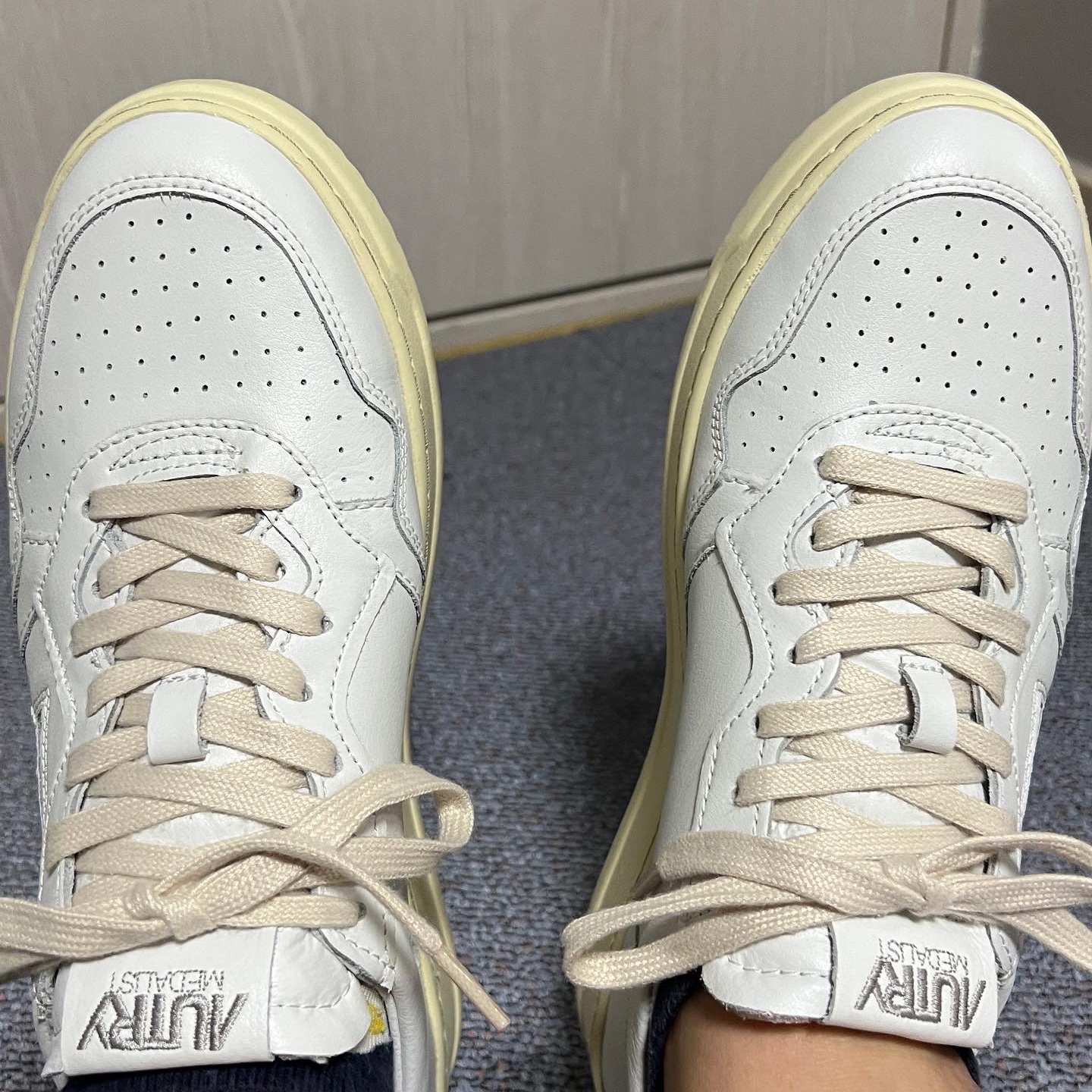 Autry Medalist Low Leather Sneakers White 착용 스타일 - 3