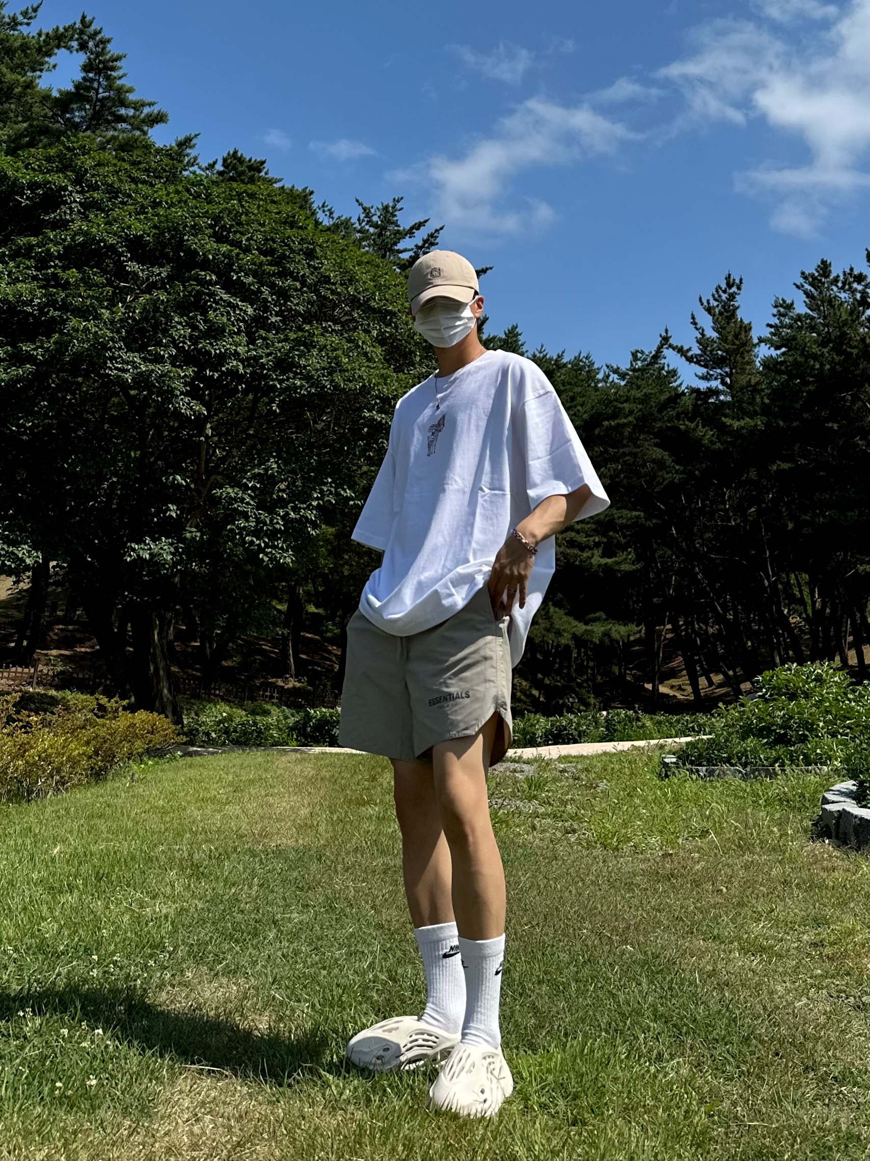 Essentials Volley Shorts Moss - 20SS, Adidas Yeezy Foam RNNR Sand 착용 스타일 - 3