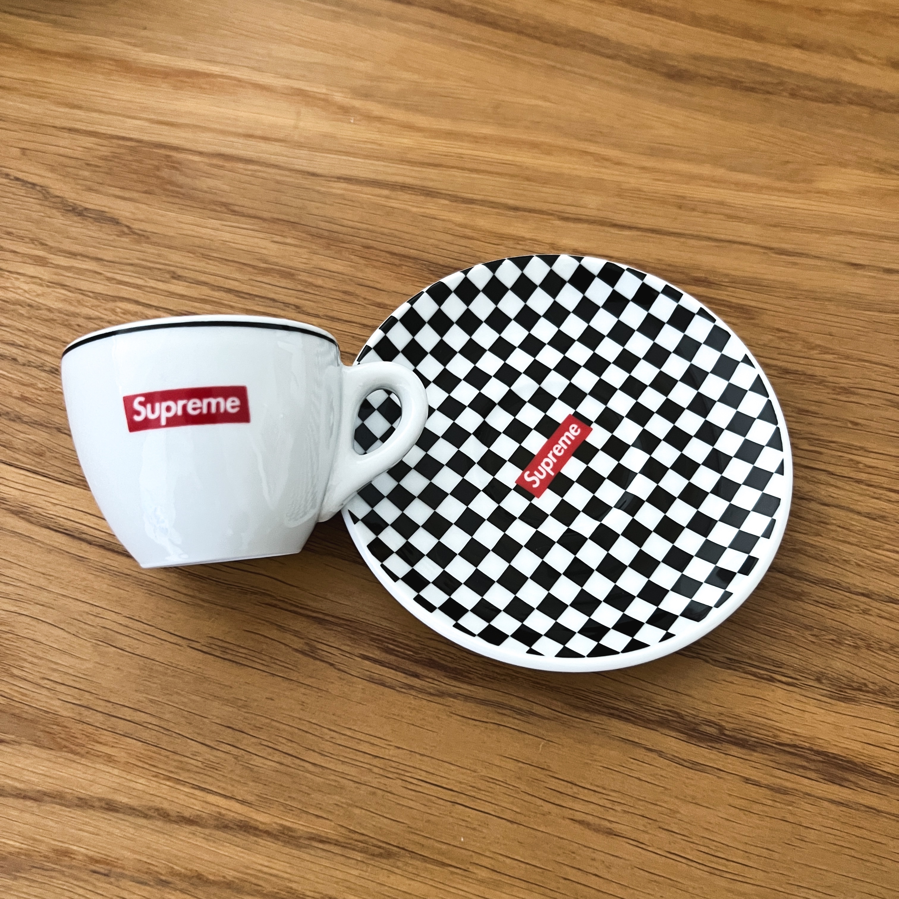 Supreme x IPA Porcellane Aosta Espresso Set Black (Set of 2) 착용 스타일