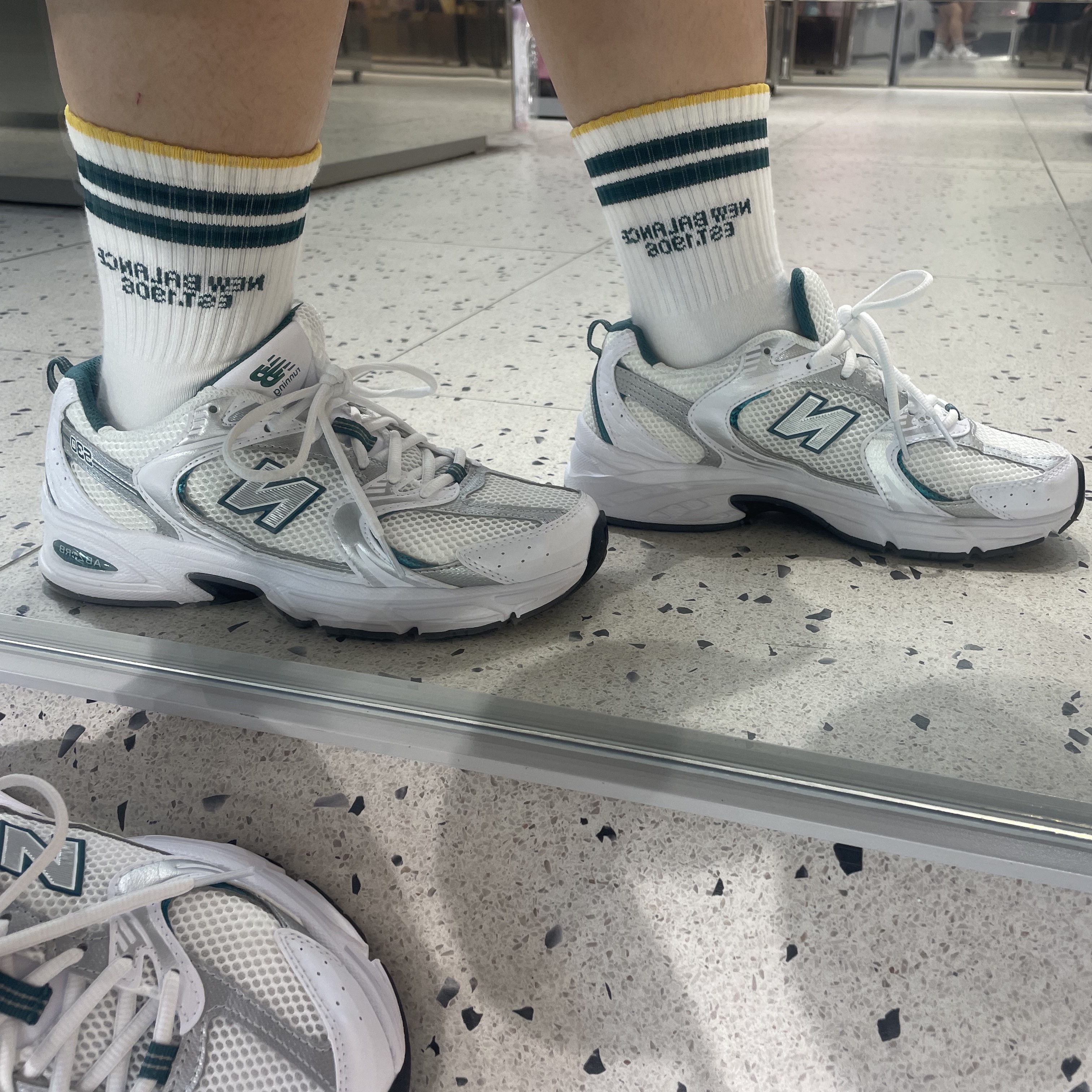 New Balance 530 White Mint 착용 스타일 - 3