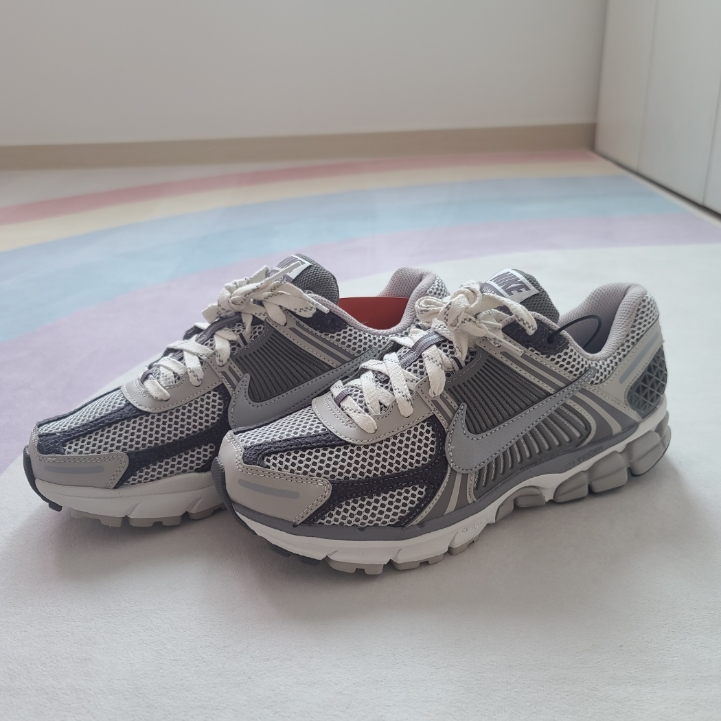 Nike Zoom Vomero 5 PRM Light Iron Ore and Flat Fewter 착용 스타일 - 1