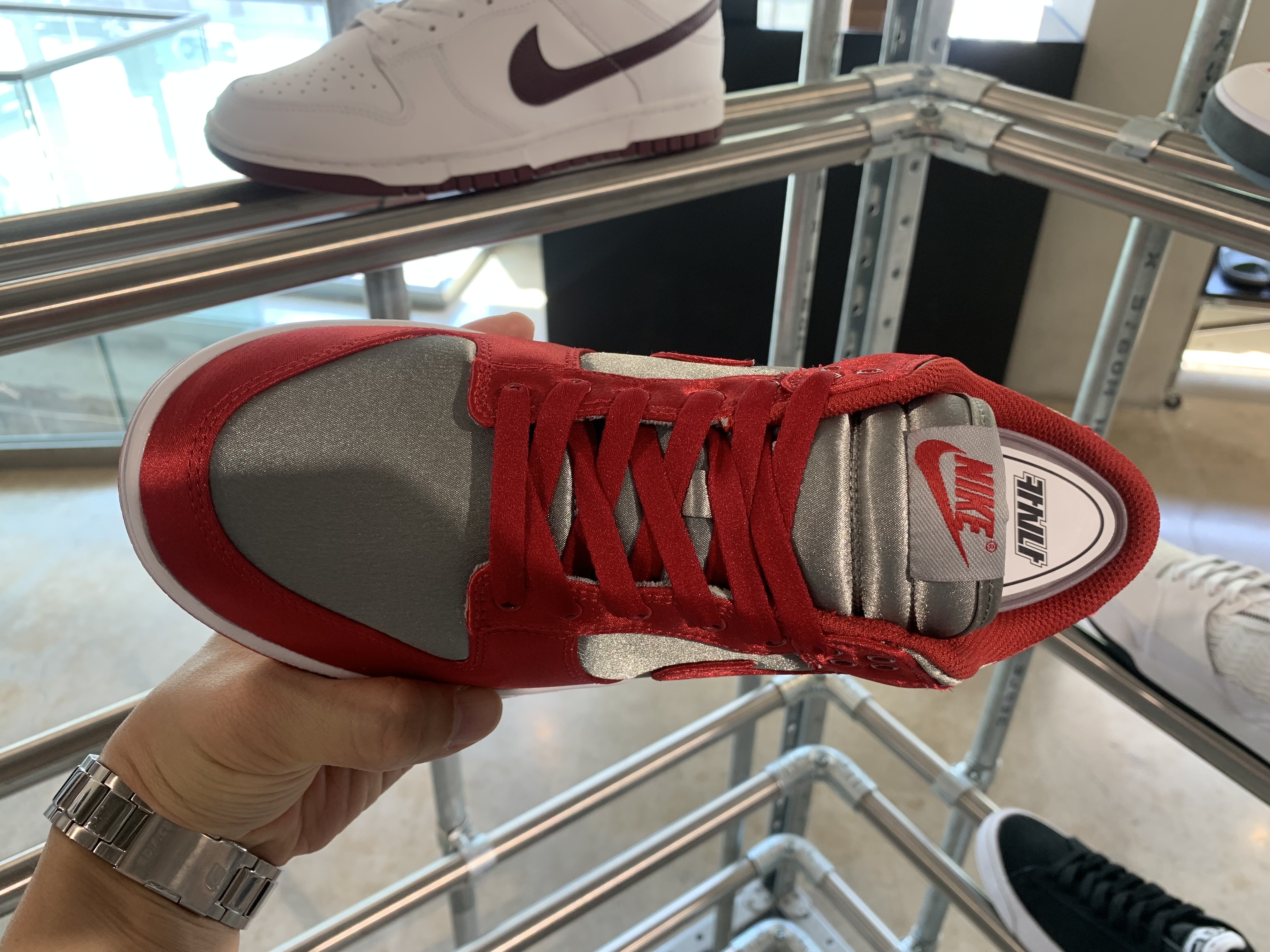(W) Nike Dunk Low Varsity Red and Medium Grey 착용 스타일 - 3