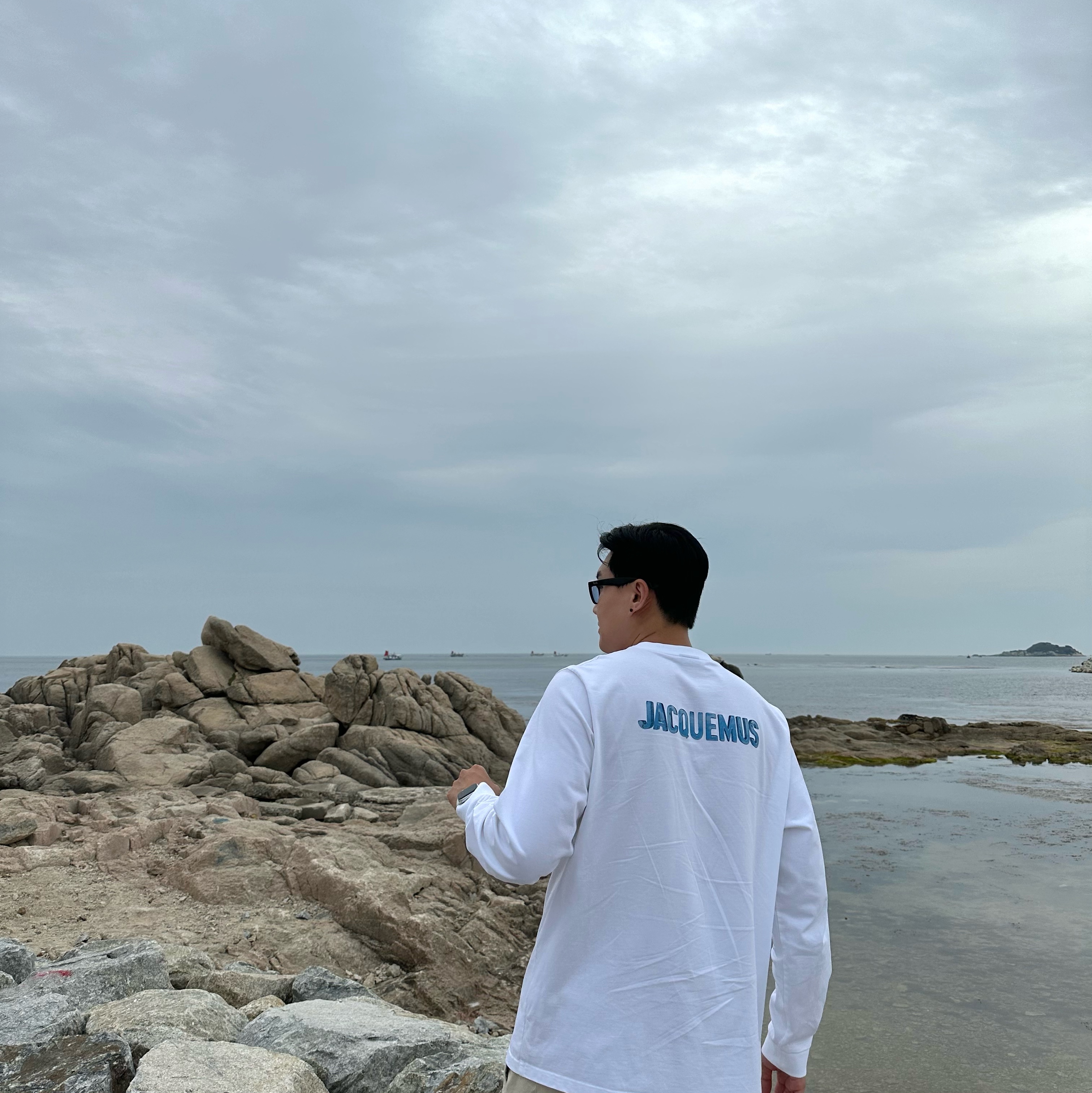 Jacquemus Le T-Shirt Gelo Print Ice Long Sleeve T-Shirt Print Ice White, Jordan 1 x Travis Scott Retro Low OG SP Sail and Ridgerock 착용 스타일 - 2