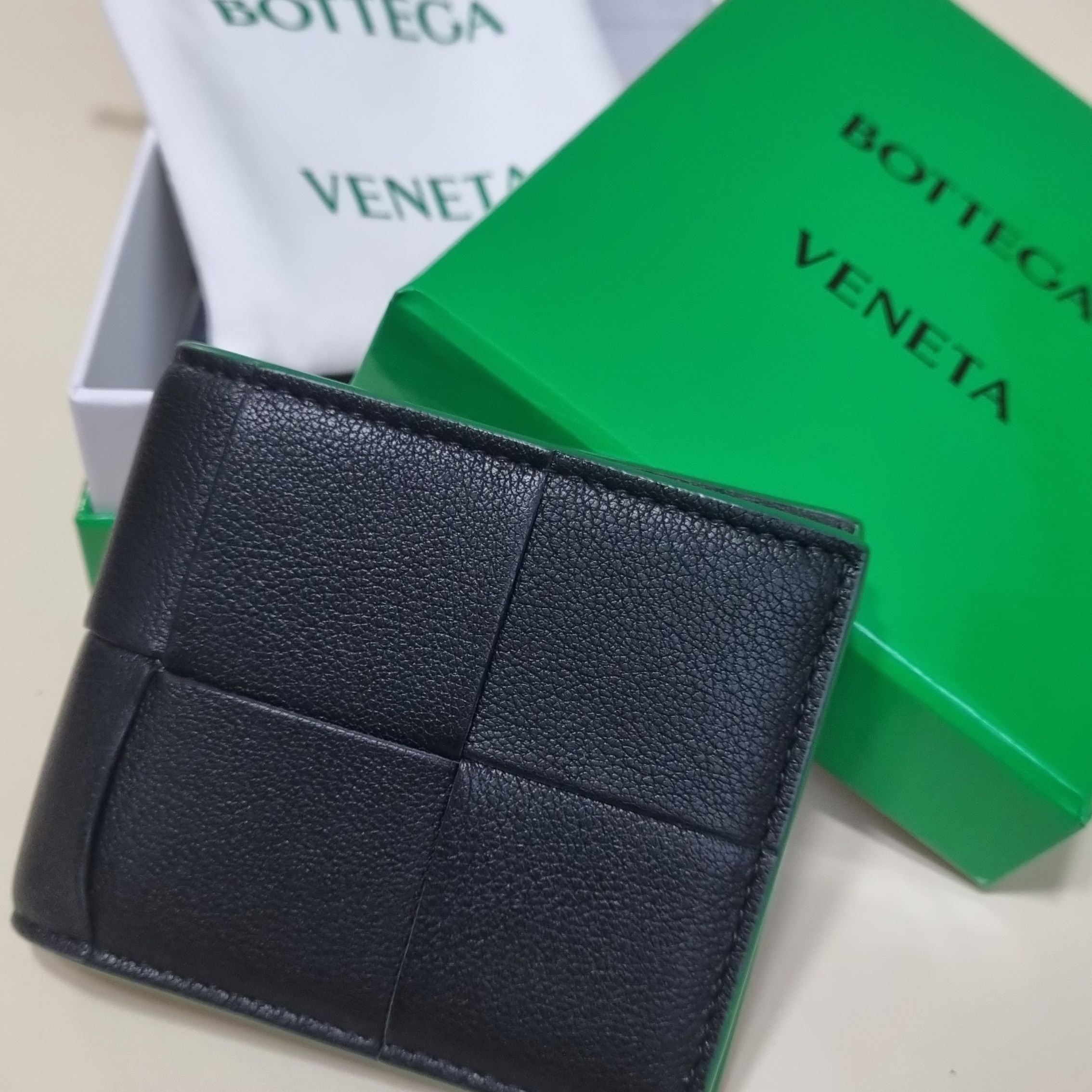 Bottega Veneta Bi-Fold Wallet Black Parakeet 착용 스타일