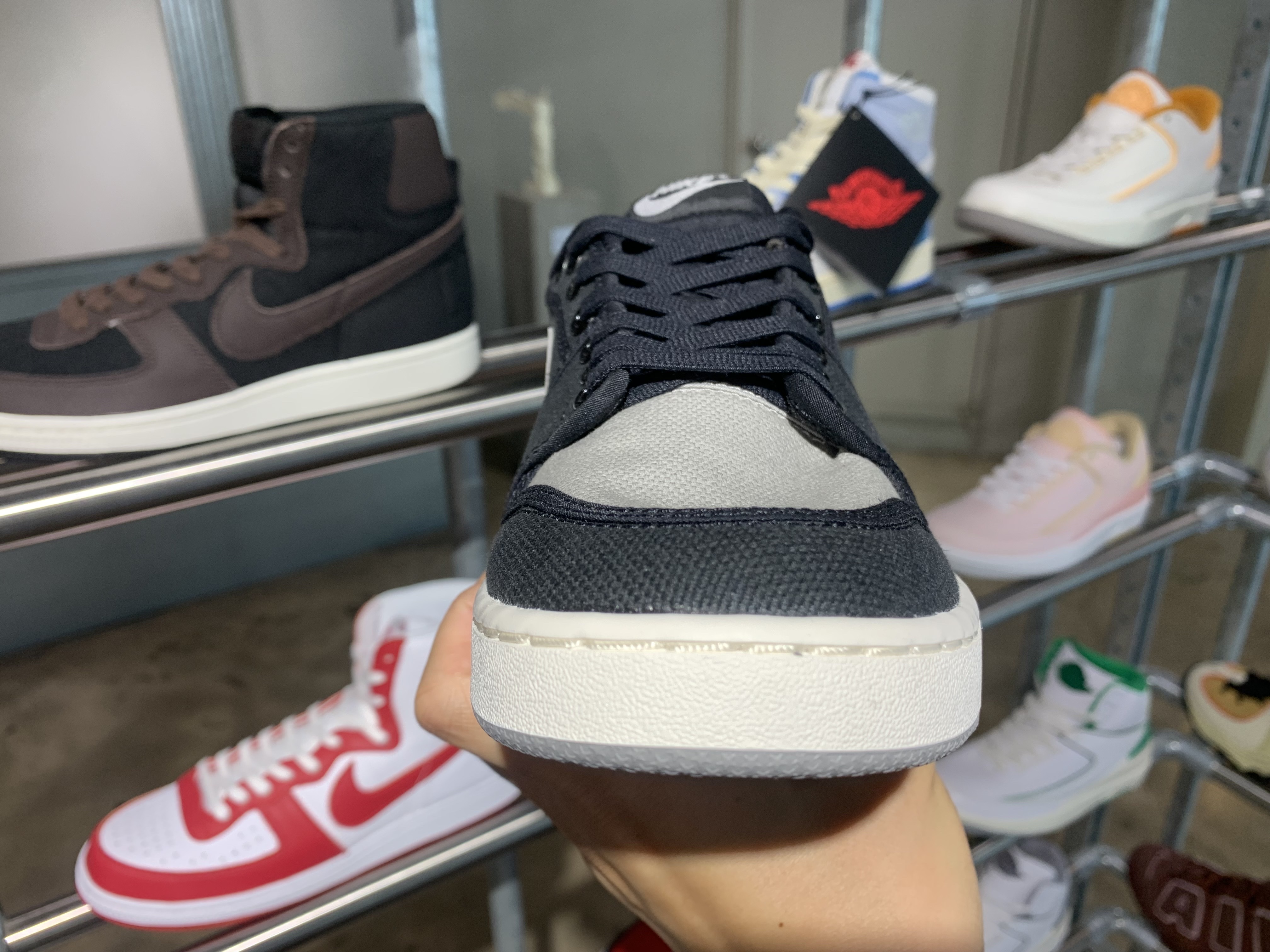 Jordan 1 KO Low Black Medium Grey 착용 스타일 - 4