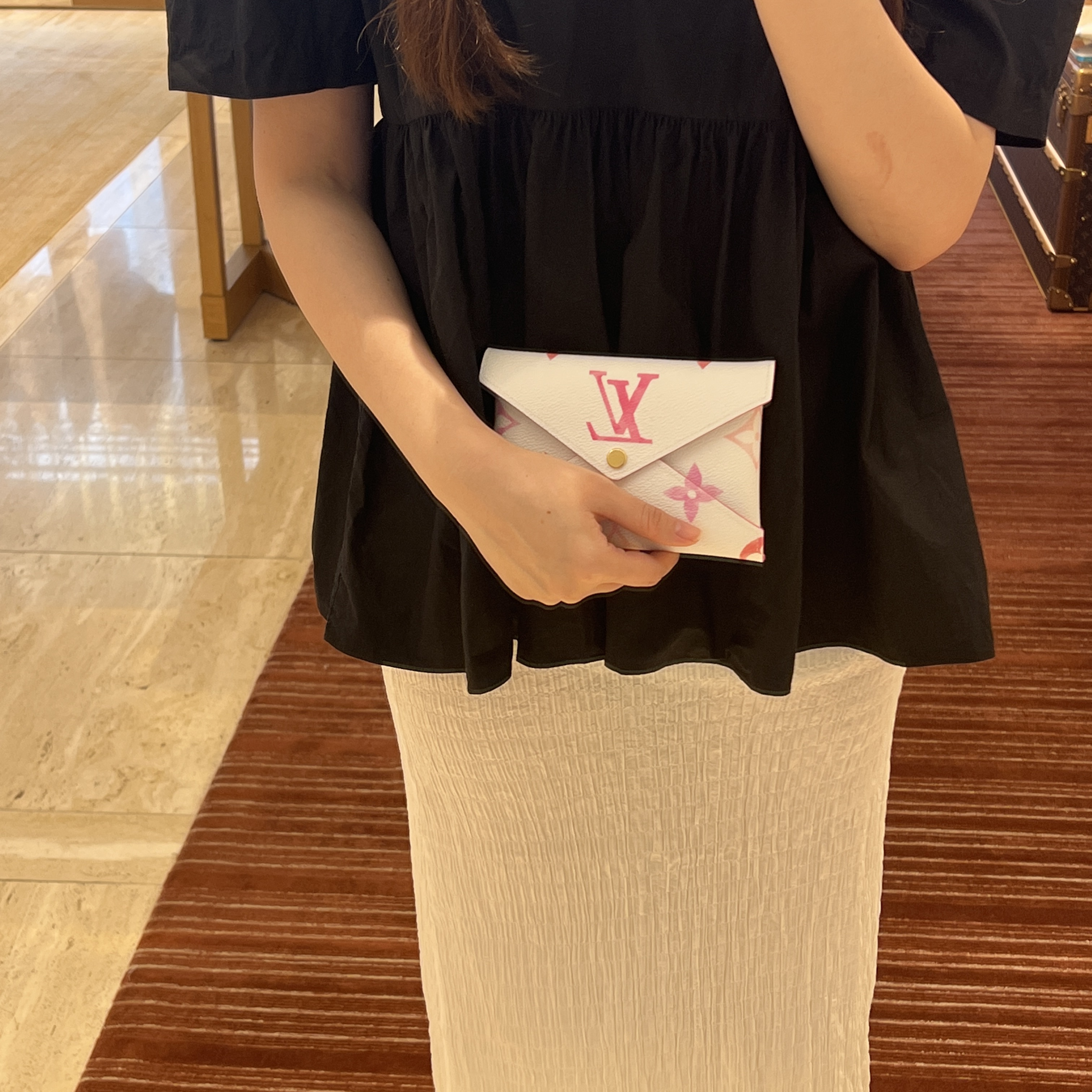 Louis Vuitton Kirigami Pochette Blue Pink Beige 착용 스타일 - 3