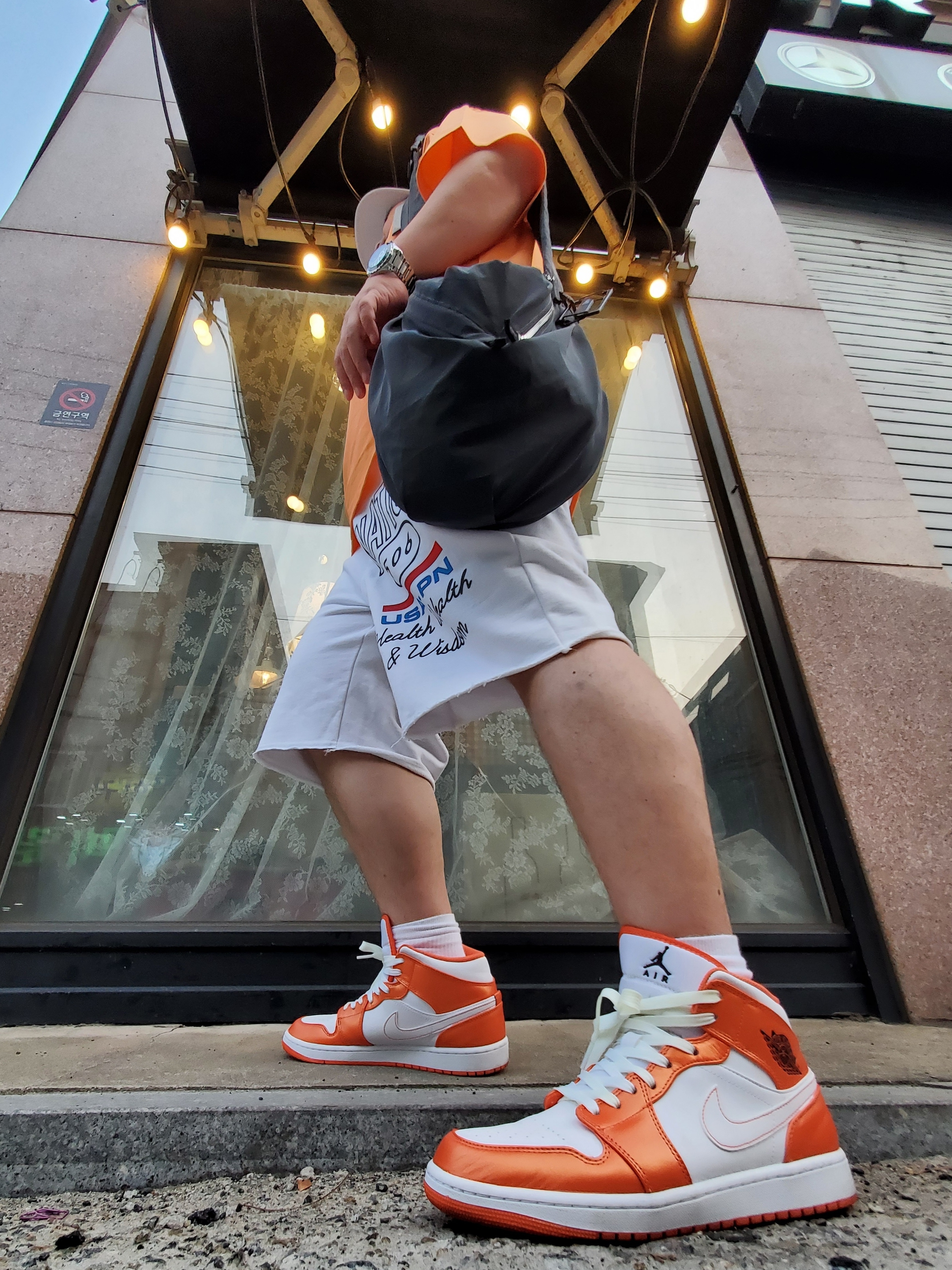 Jordan 1 Mid SE Electro Orange 착용 스타일 - 2