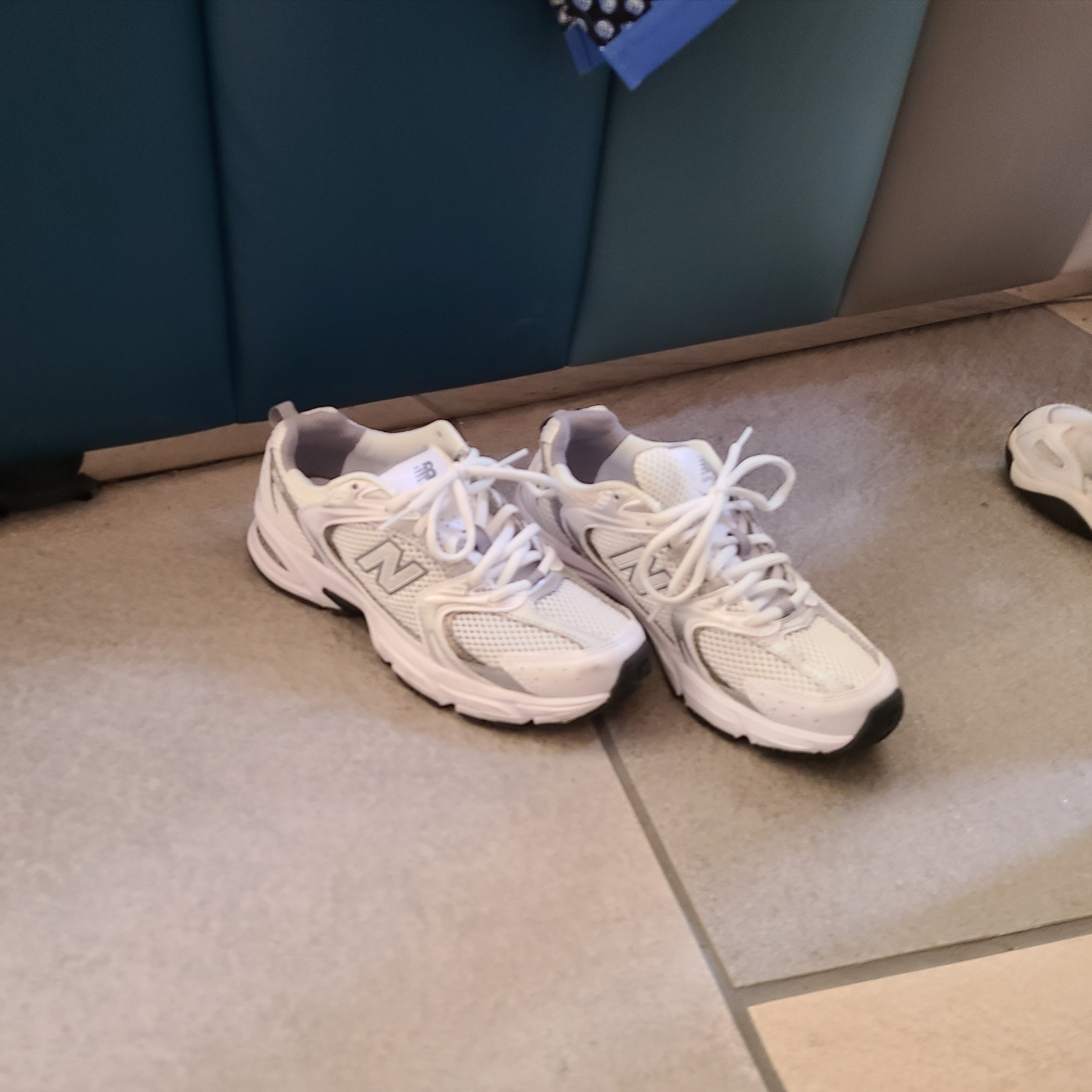 New Balance 530 White Silver 착용 스타일